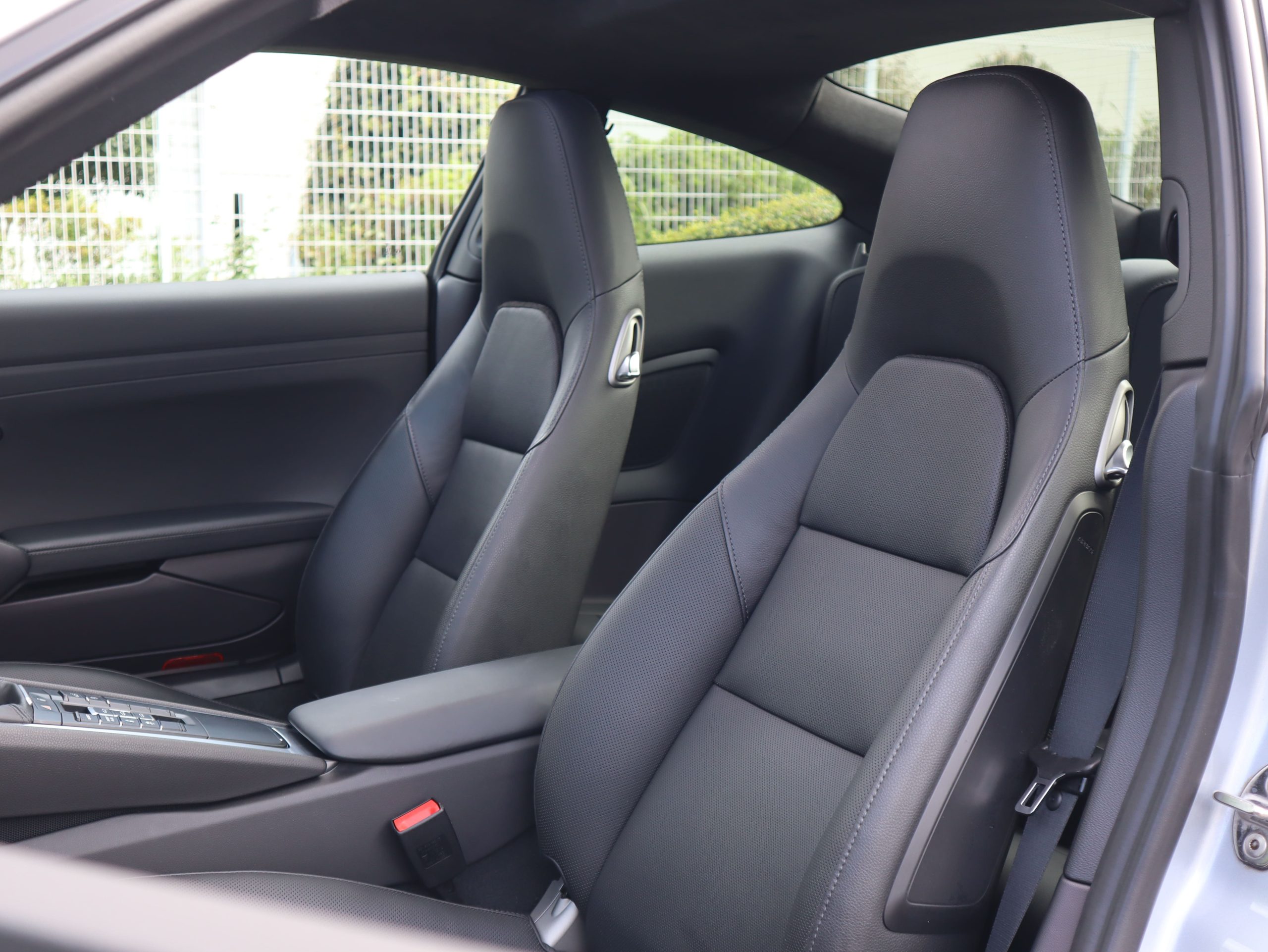 ポルシェ911カレラ（Type991.1）7MT<br>スポーツクロノパッケージ<br>電動サンルーフシステム<br>シートベンチレーション<br>PASMスポーツサスペンション<br>サテンプラチナ塗装20インチ
