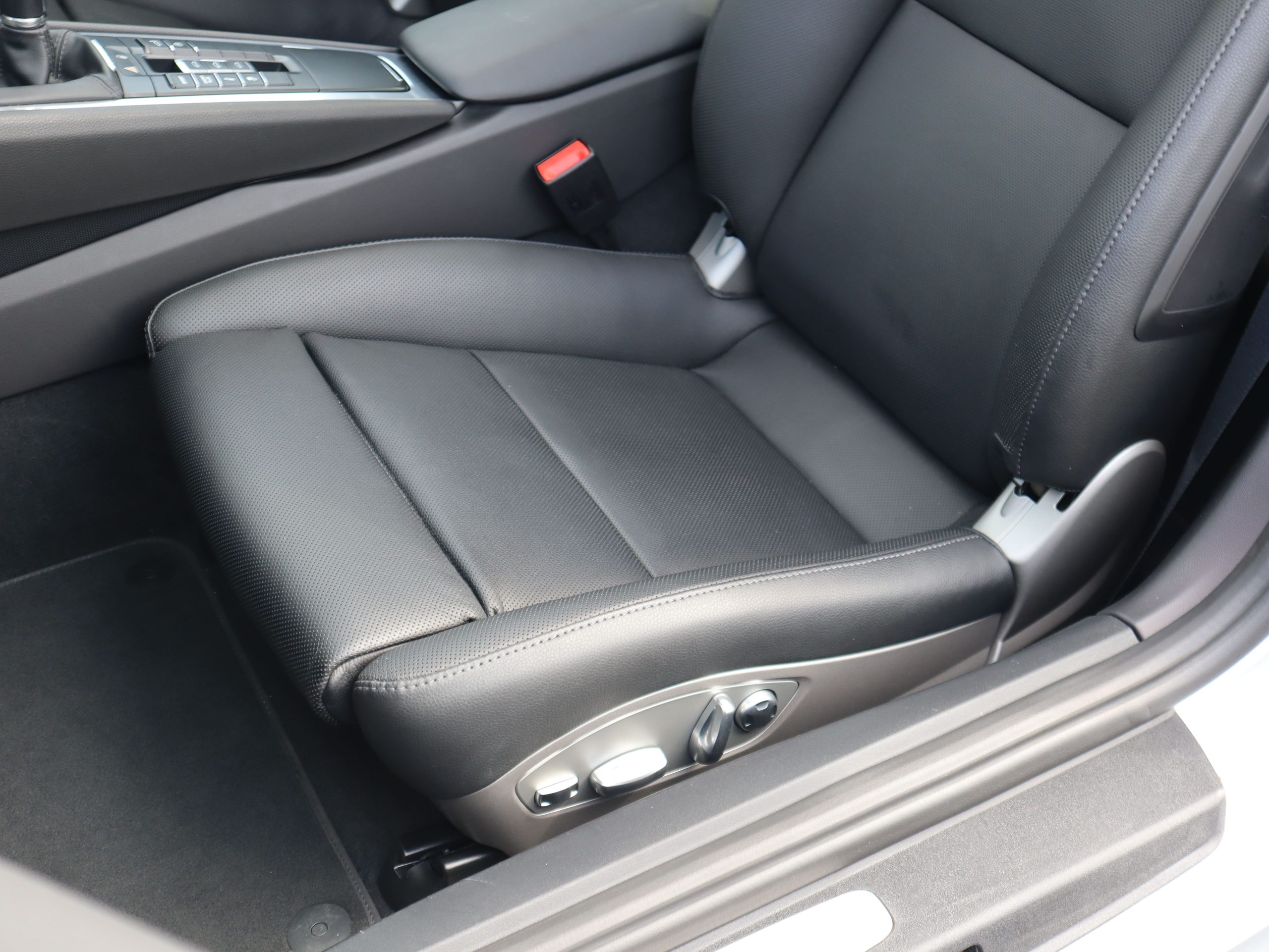 ポルシェ911カレラ（Type991.1）7MT<br>スポーツクロノパッケージ<br>電動サンルーフシステム<br>シートベンチレーション<br>PASMスポーツサスペンション<br>サテンプラチナ塗装20インチ