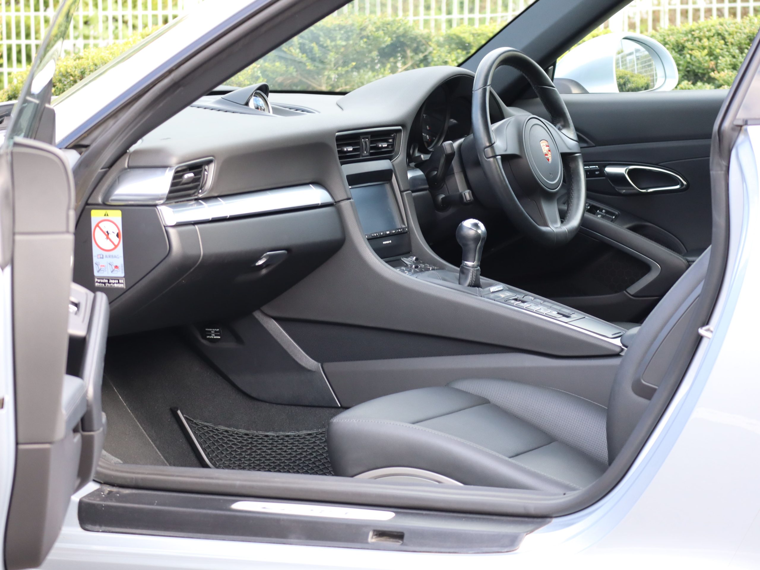 ポルシェ911カレラ（Type991.1）7MT<br>スポーツクロノパッケージ<br>電動サンルーフシステム<br>シートベンチレーション<br>PASMスポーツサスペンション<br>サテンプラチナ塗装20インチ