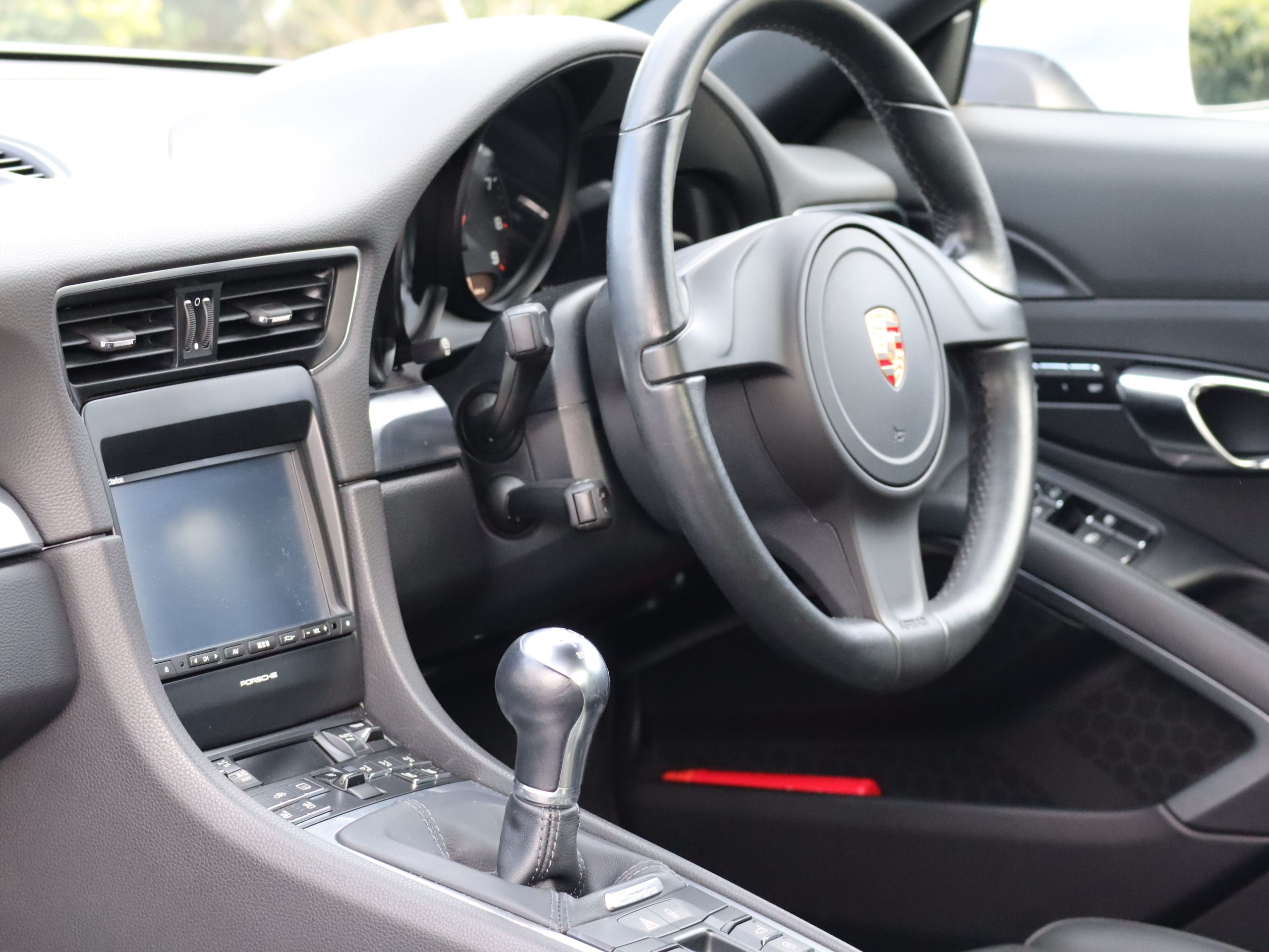 ポルシェ911カレラ（Type991.1）7MT<br>スポーツクロノパッケージ<br>電動サンルーフシステム<br>シートベンチレーション<br>PASMスポーツサスペンション<br>サテンプラチナ塗装20インチ