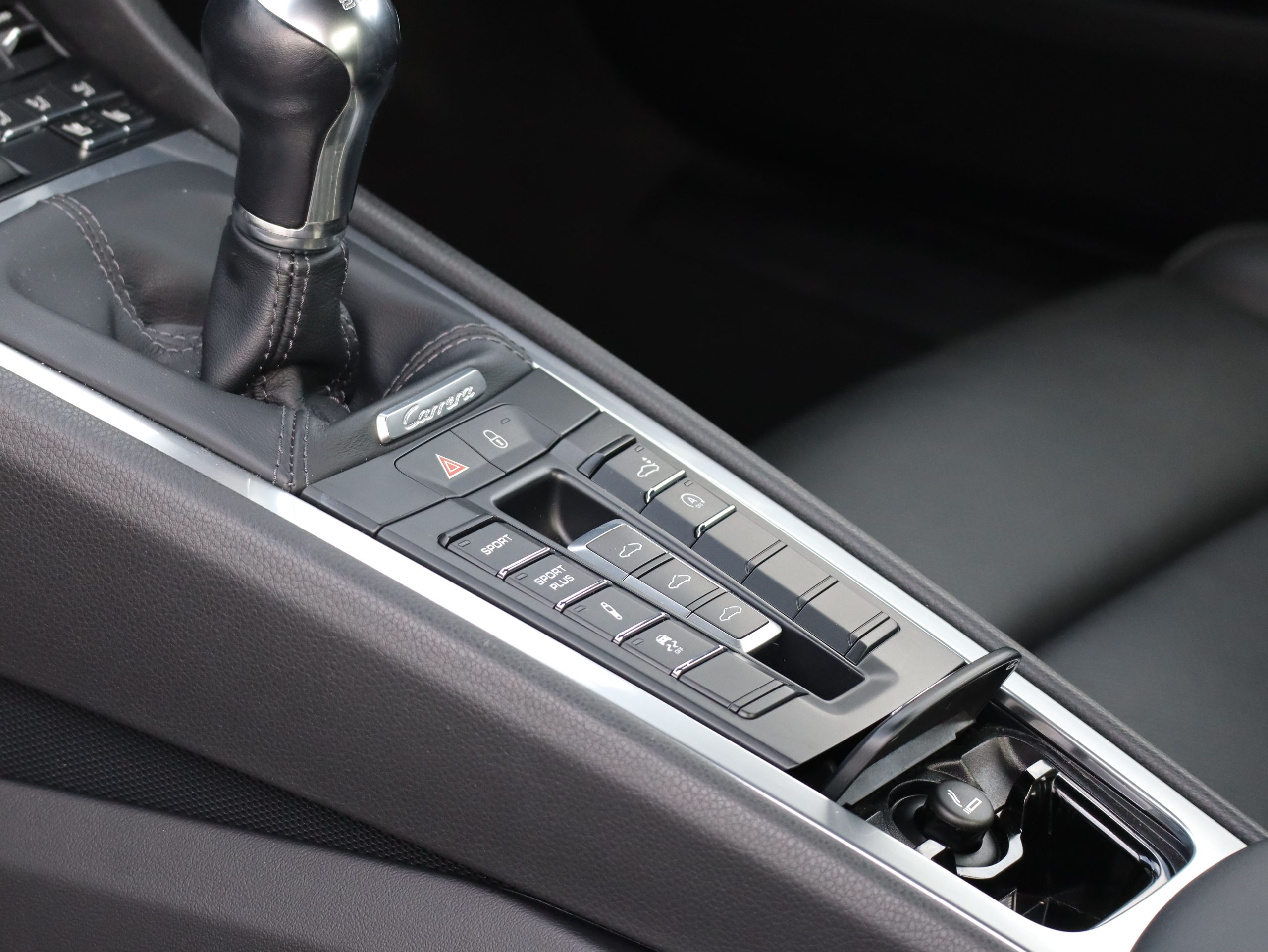 ポルシェ911カレラ（Type991.1）7MT<br>スポーツクロノパッケージ<br>電動サンルーフシステム<br>シートベンチレーション<br>PASMスポーツサスペンション<br>サテンプラチナ塗装20インチ