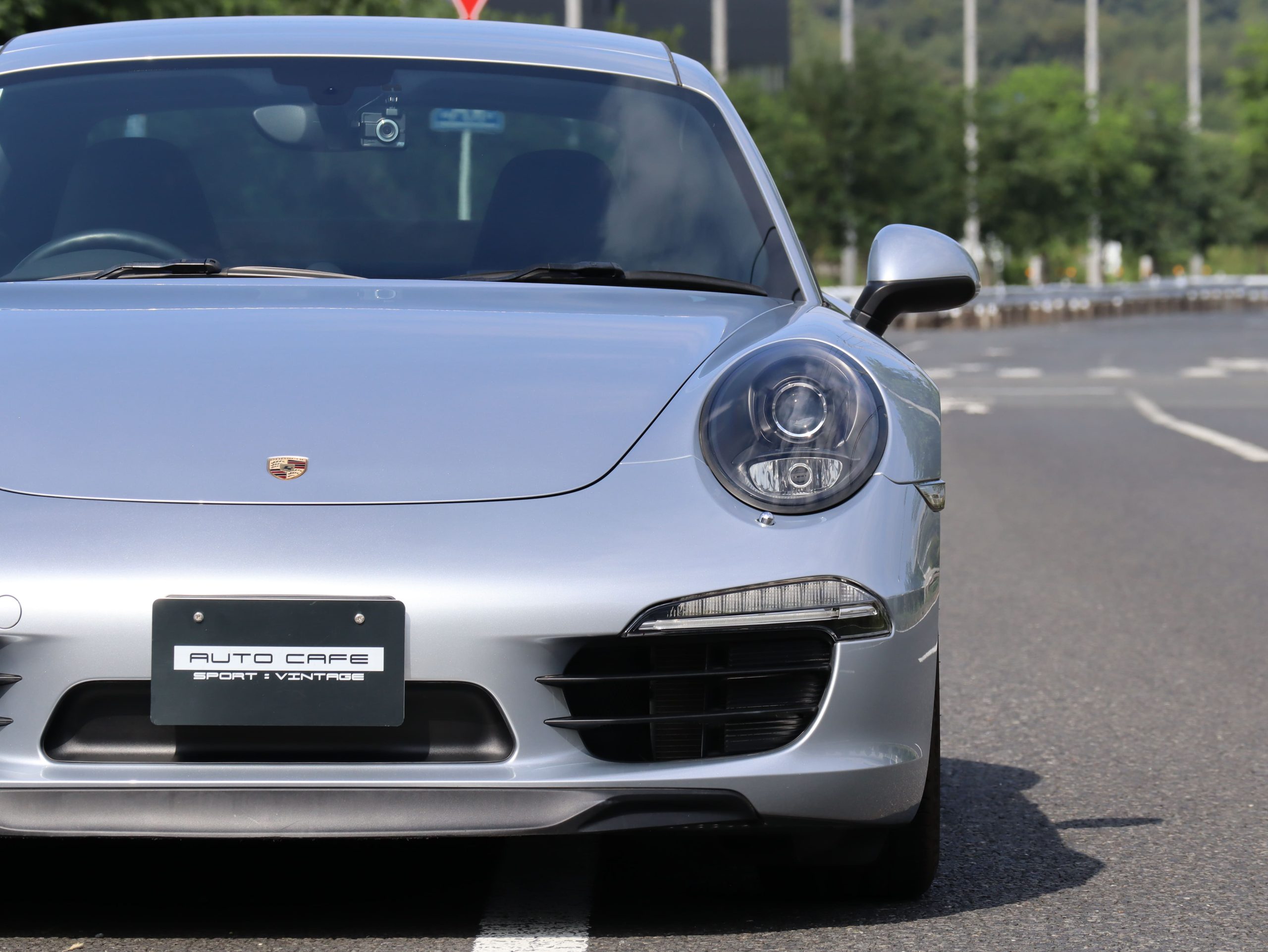 ポルシェ911カレラ（Type991.1）7MT<br>スポーツクロノパッケージ<br>電動サンルーフシステム<br>シートベンチレーション<br>PASMスポーツサスペンション<br>サテンプラチナ塗装20インチ