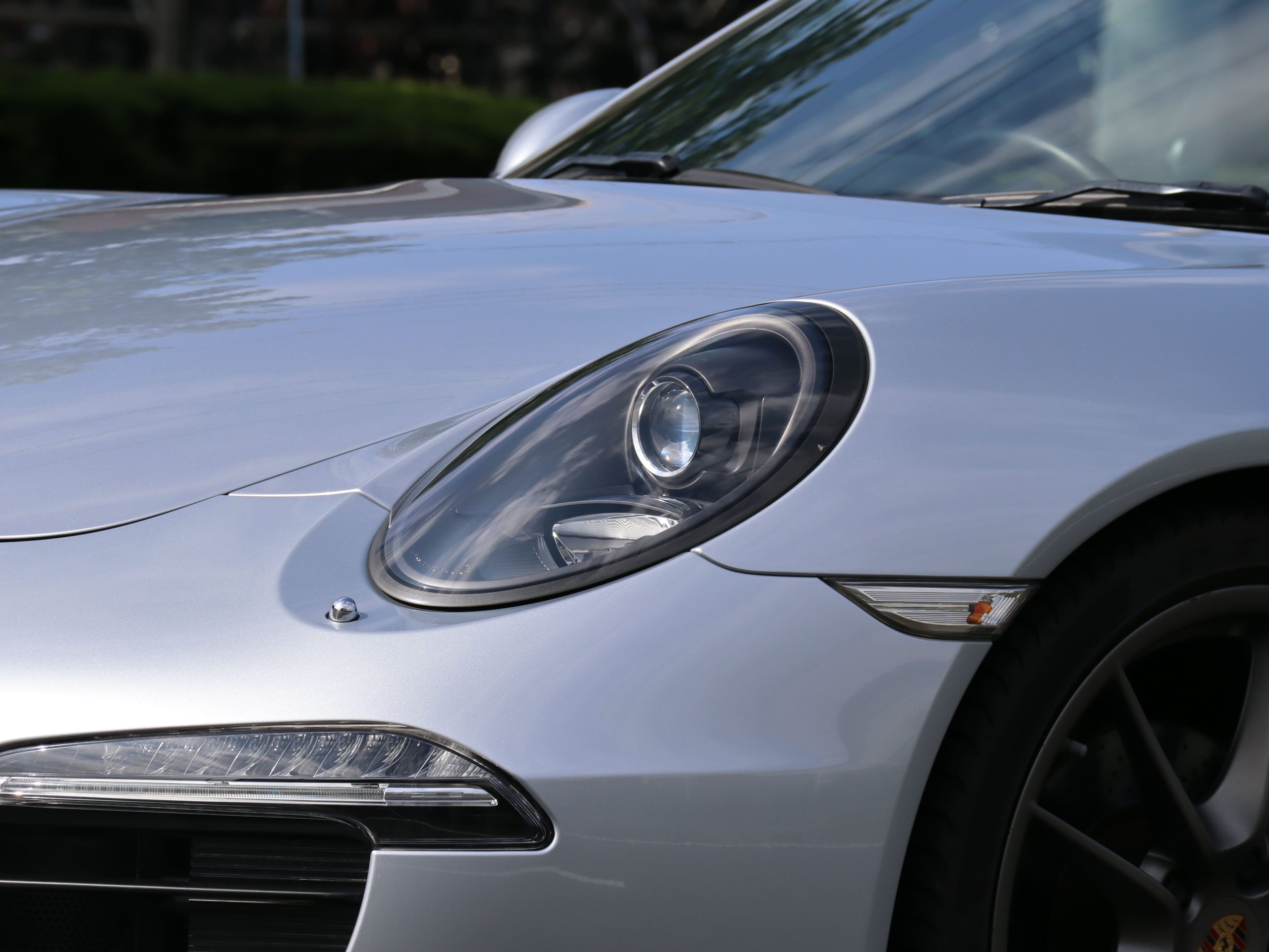 ポルシェ911カレラ（Type991.1）7MT<br>スポーツクロノパッケージ<br>電動サンルーフシステム<br>シートベンチレーション<br>PASMスポーツサスペンション<br>サテンプラチナ塗装20インチ