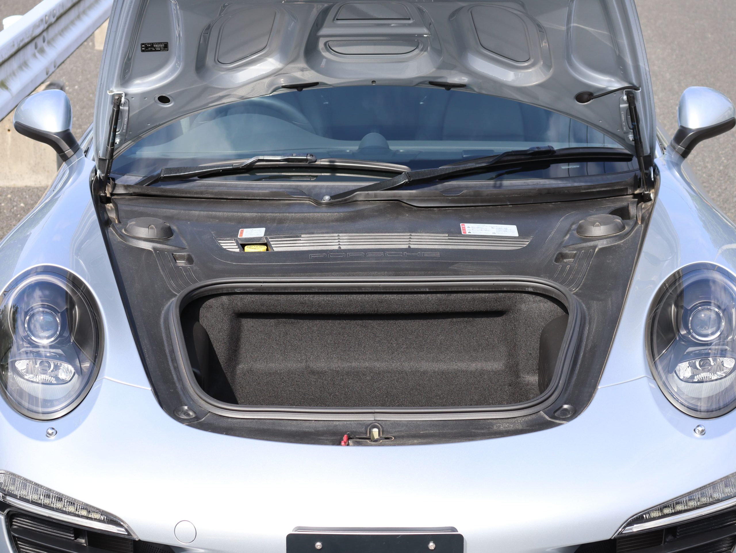 ポルシェ911カレラ（Type991.1）7MT<br>スポーツクロノパッケージ<br>電動サンルーフシステム<br>シートベンチレーション<br>PASMスポーツサスペンション<br>サテンプラチナ塗装20インチ