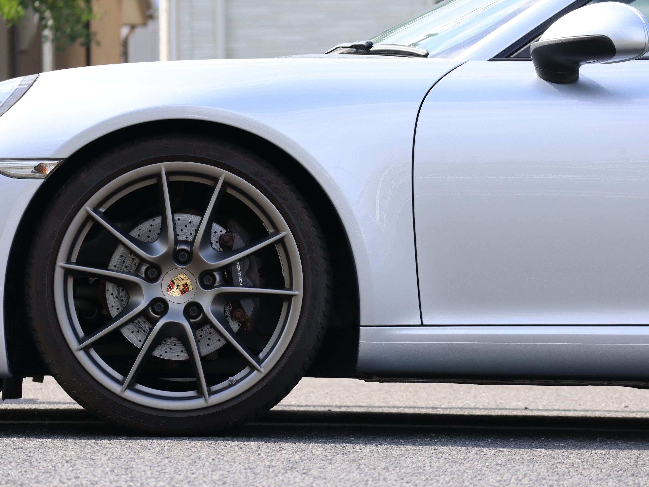 ポルシェ911カレラ（Type991.1）7MT<br>スポーツクロノパッケージ<br>電動サンルーフシステム<br>シートベンチレーション<br>PASMスポーツサスペンション<br>サテンプラチナ塗装20インチ
