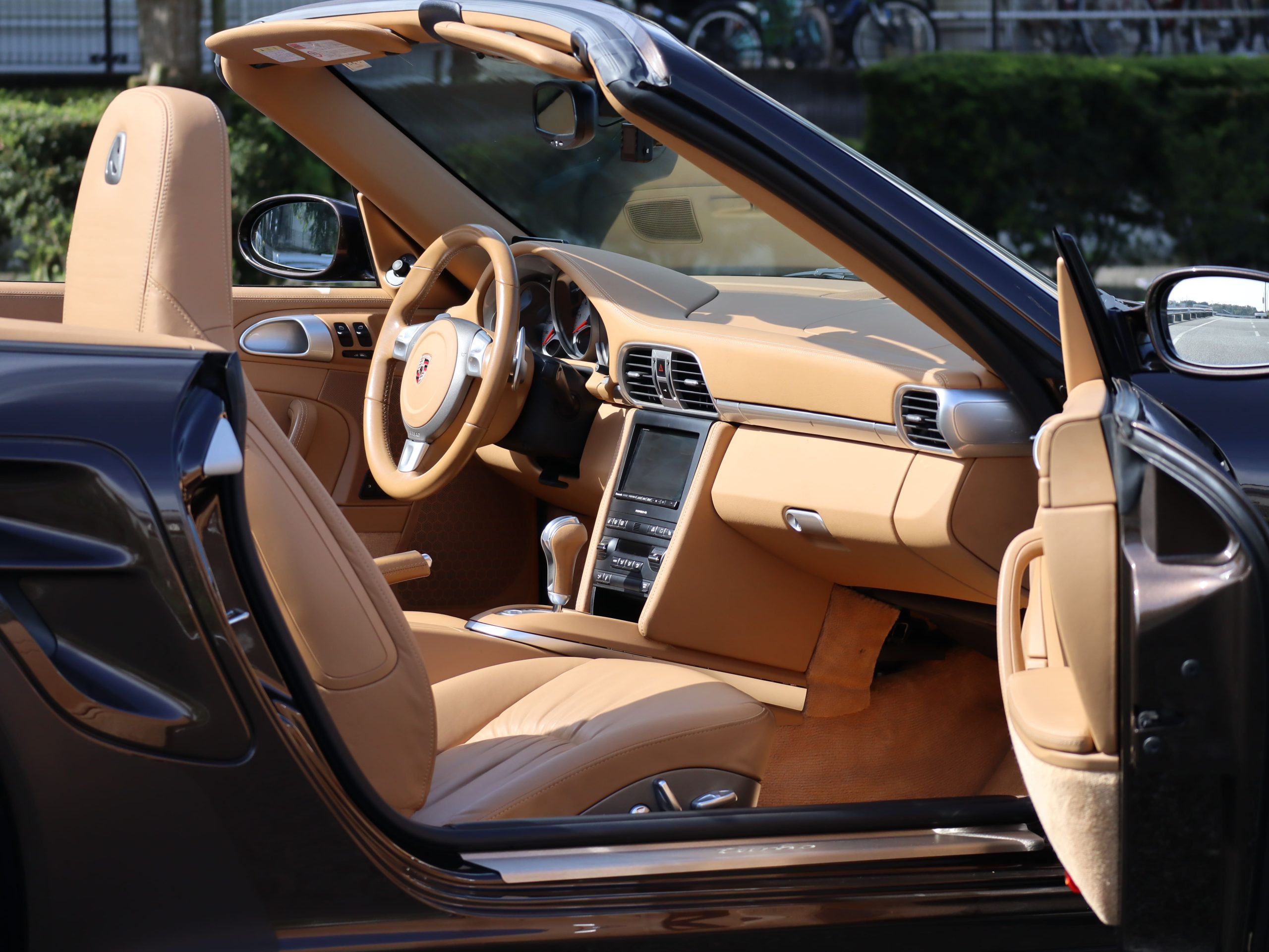 ★ポルシェ911ターボ カブリオレ(Type997.1）ティプトロニックS<br>ソフトルックレザーシート<br>エレクトリックコントロールシート<br>ボディカラー同色仕上げエクステリア<br>イエローブレーキキャリパー<br>バイキセノンヘッドライト