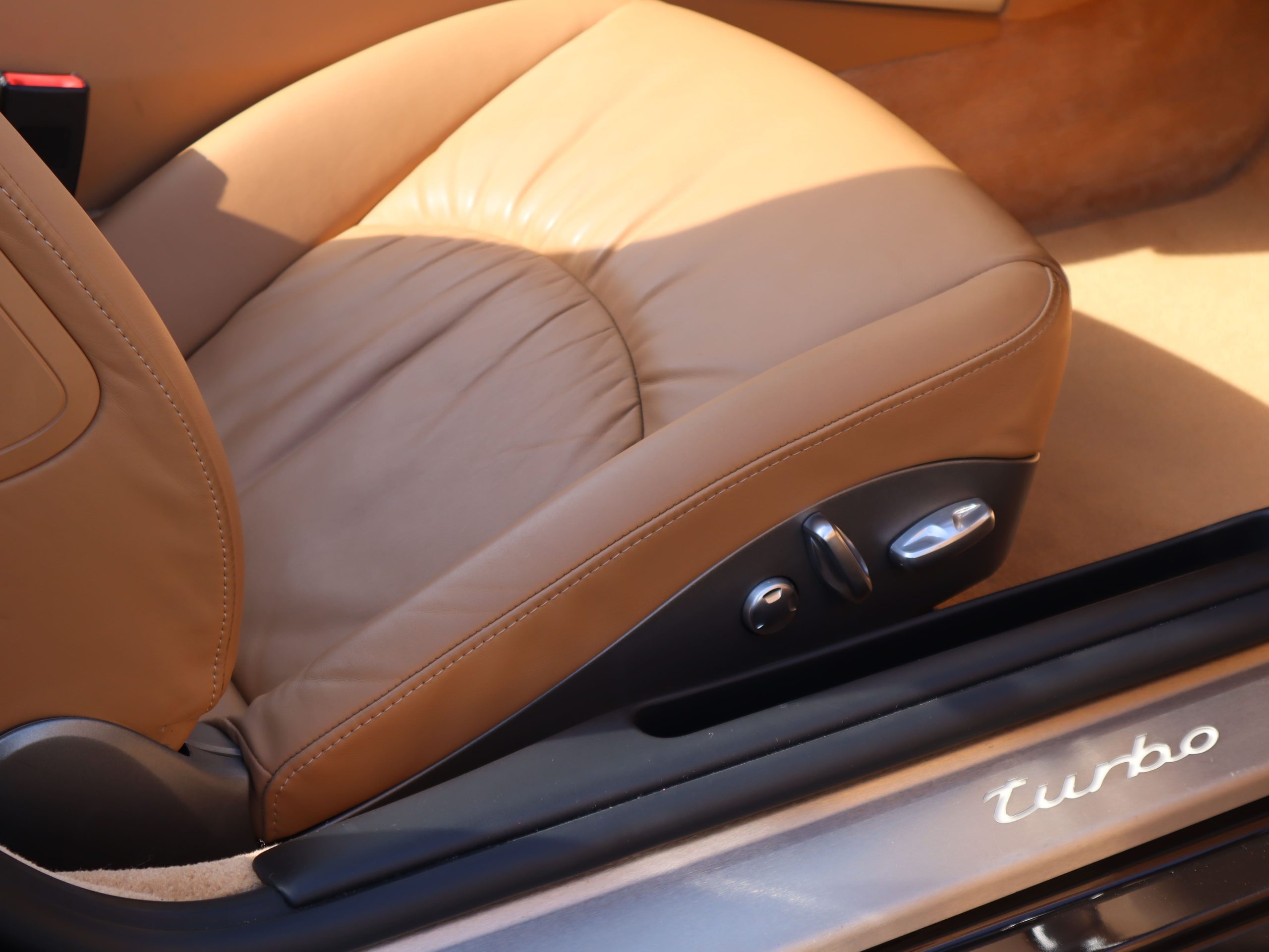 ★ポルシェ911ターボ カブリオレ(Type997.1）ティプトロニックS<br>ソフトルックレザーシート<br>エレクトリックコントロールシート<br>ボディカラー同色仕上げエクステリア<br>イエローブレーキキャリパー<br>バイキセノンヘッドライト