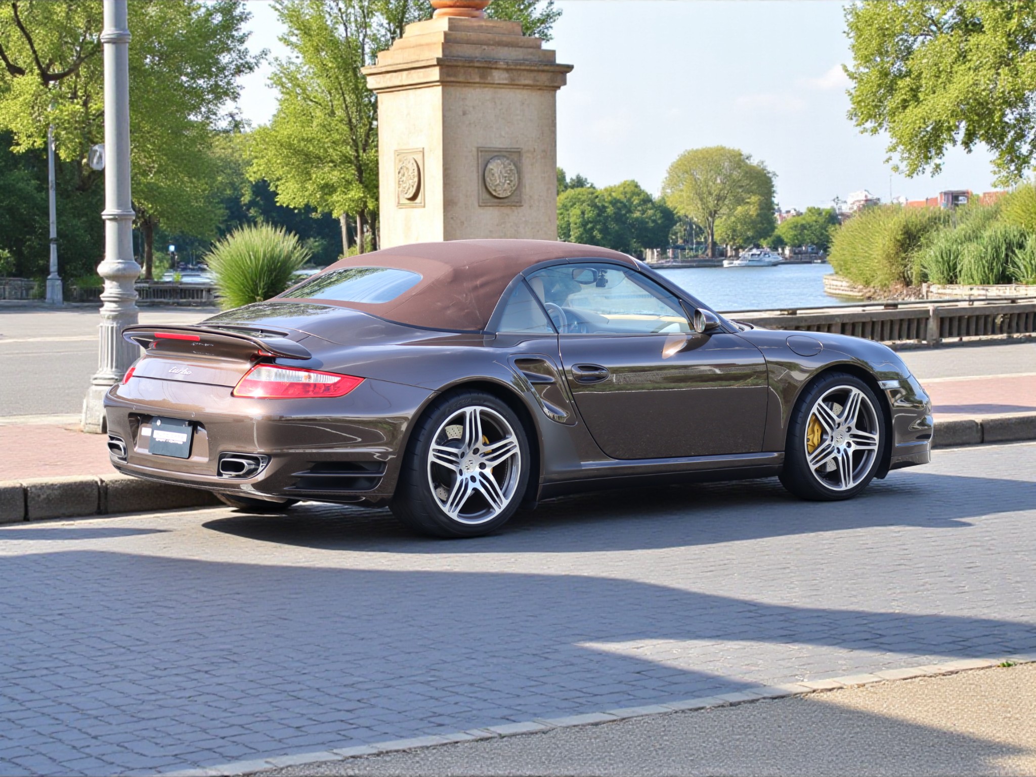 ★ポルシェ911ターボ カブリオレ(Type997.1）ティプトロニックS<br>ソフトルックレザーシート<br>エレクトリックコントロールシート<br>ボディカラー同色仕上げエクステリア<br>イエローブレーキキャリパー<br>バイキセノンヘッドライト