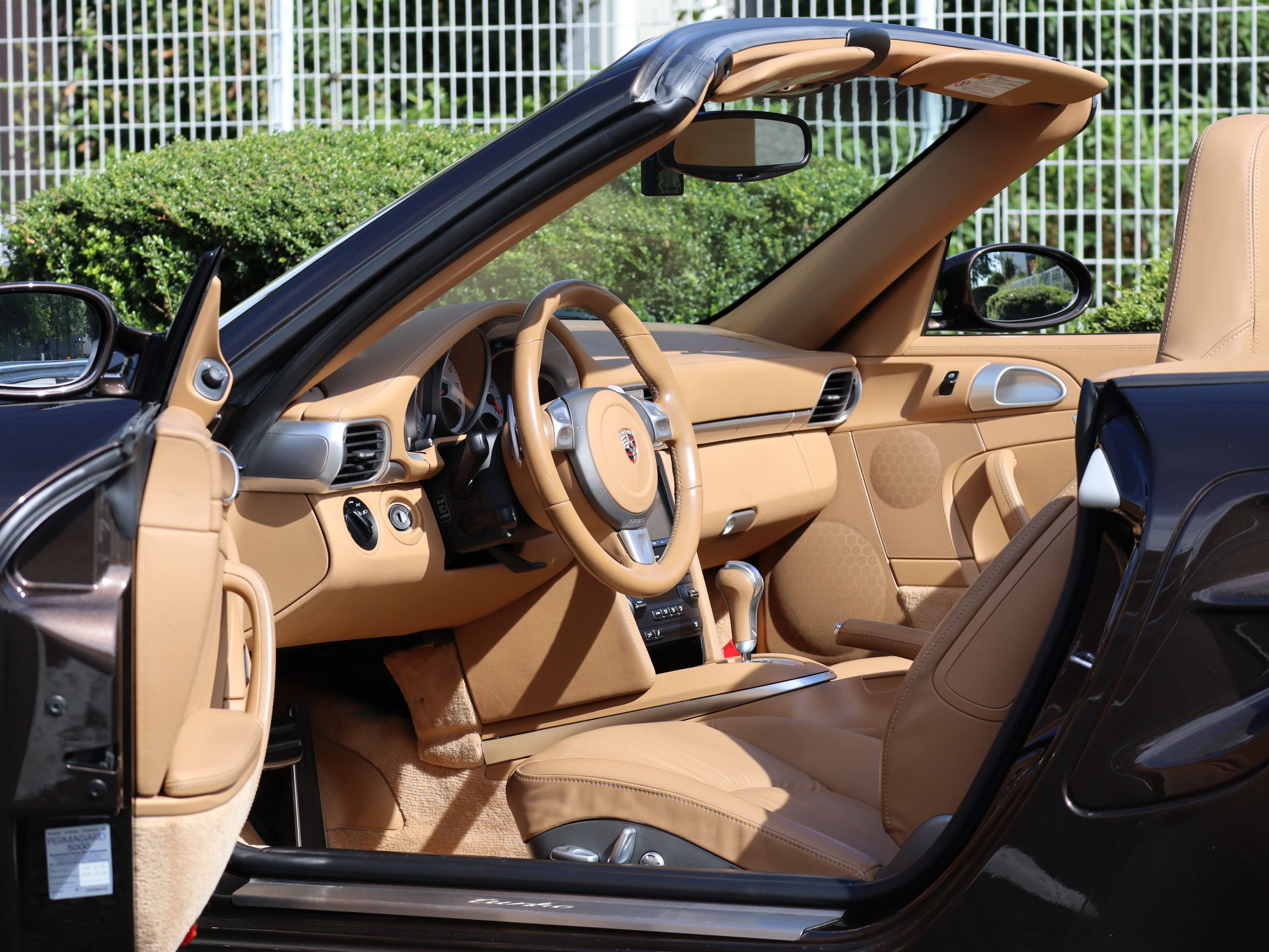 ★ポルシェ911ターボ カブリオレ(Type997.1）ティプトロニックS<br>ソフトルックレザーシート<br>エレクトリックコントロールシート<br>ボディカラー同色仕上げエクステリア<br>イエローブレーキキャリパー<br>バイキセノンヘッドライト
