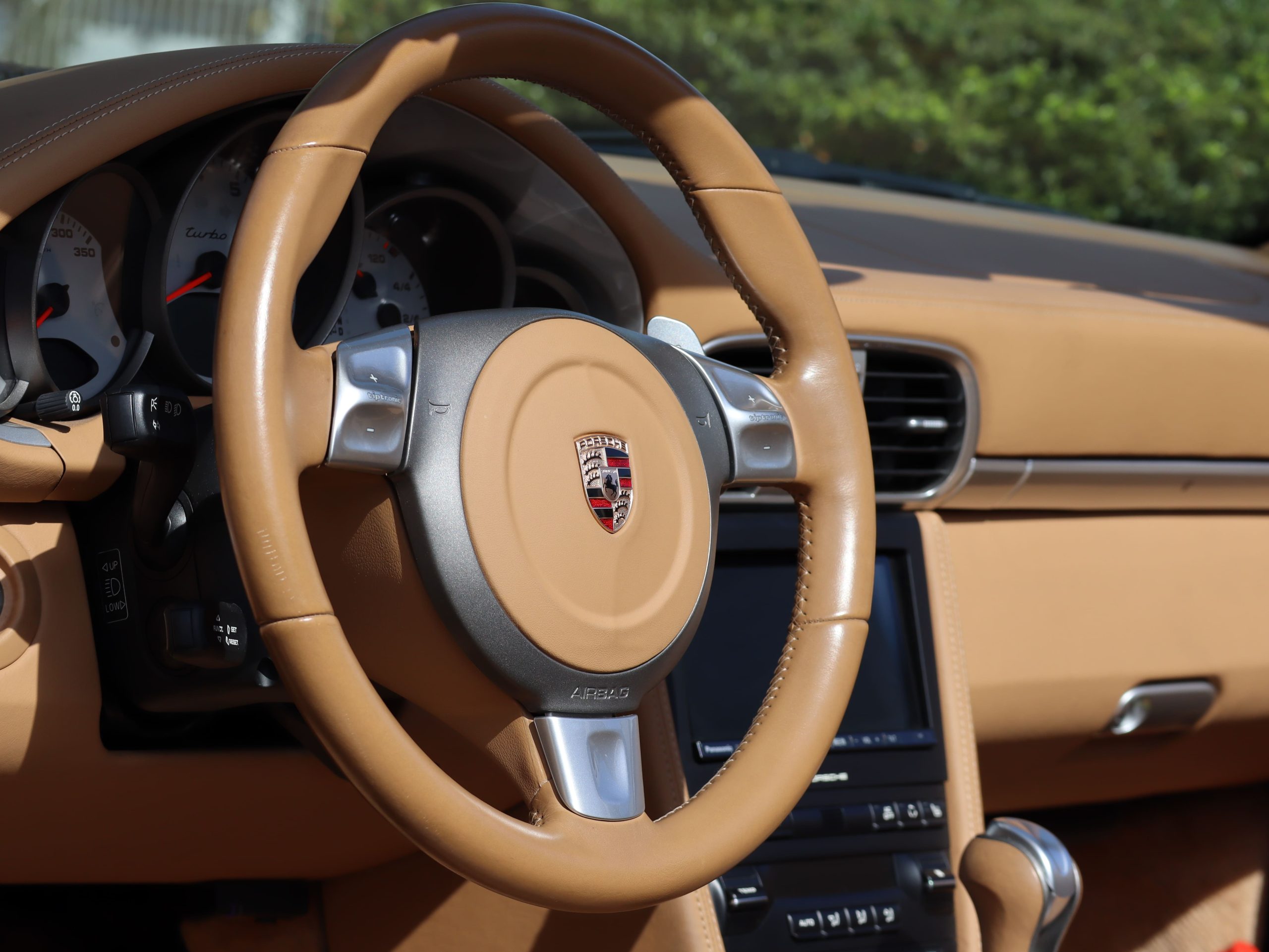 ★ポルシェ911ターボ カブリオレ(Type997.1）ティプトロニックS<br>ソフトルックレザーシート<br>エレクトリックコントロールシート<br>ボディカラー同色仕上げエクステリア<br>イエローブレーキキャリパー<br>バイキセノンヘッドライト
