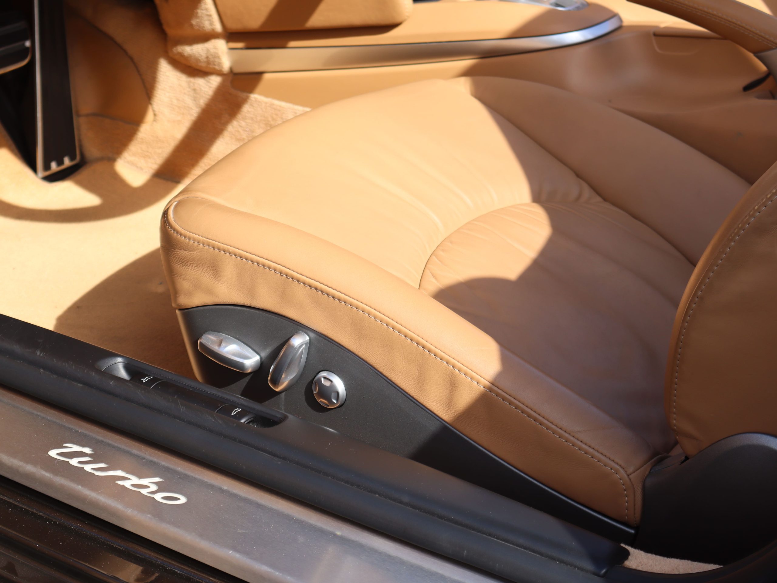 ★ポルシェ911ターボ カブリオレ(Type997.1）ティプトロニックS<br>ソフトルックレザーシート<br>エレクトリックコントロールシート<br>ボディカラー同色仕上げエクステリア<br>イエローブレーキキャリパー<br>バイキセノンヘッドライト