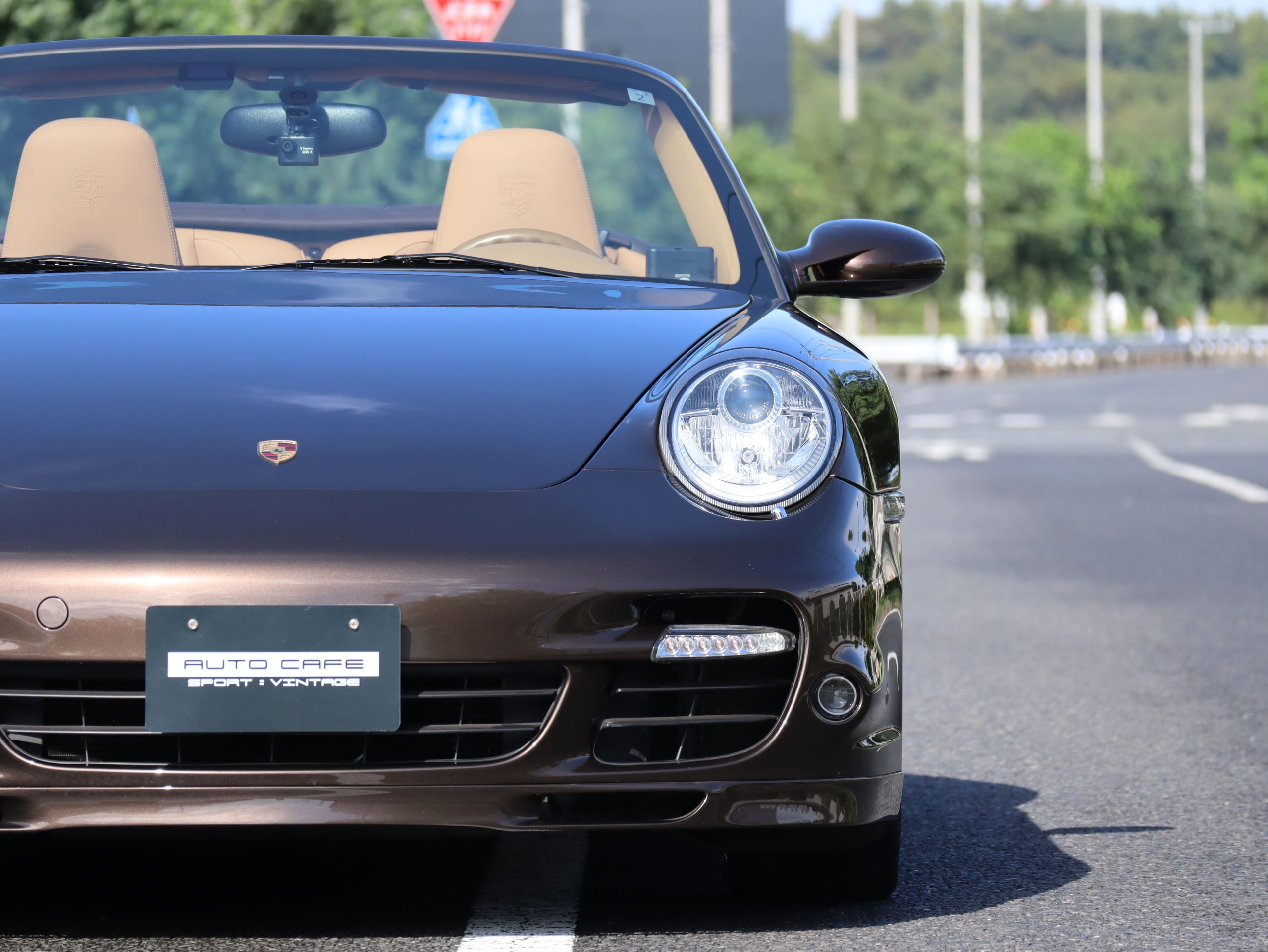 ★ポルシェ911ターボ カブリオレ(Type997.1）ティプトロニックS<br>ソフトルックレザーシート<br>エレクトリックコントロールシート<br>ボディカラー同色仕上げエクステリア<br>イエローブレーキキャリパー<br>バイキセノンヘッドライト