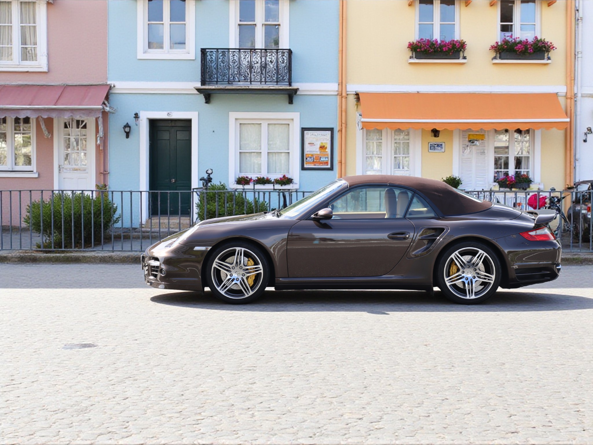 ★ポルシェ911ターボ カブリオレ(Type997.1）ティプトロニックS<br>ソフトルックレザーシート<br>エレクトリックコントロールシート<br>ボディカラー同色仕上げエクステリア<br>イエローブレーキキャリパー<br>バイキセノンヘッドライト