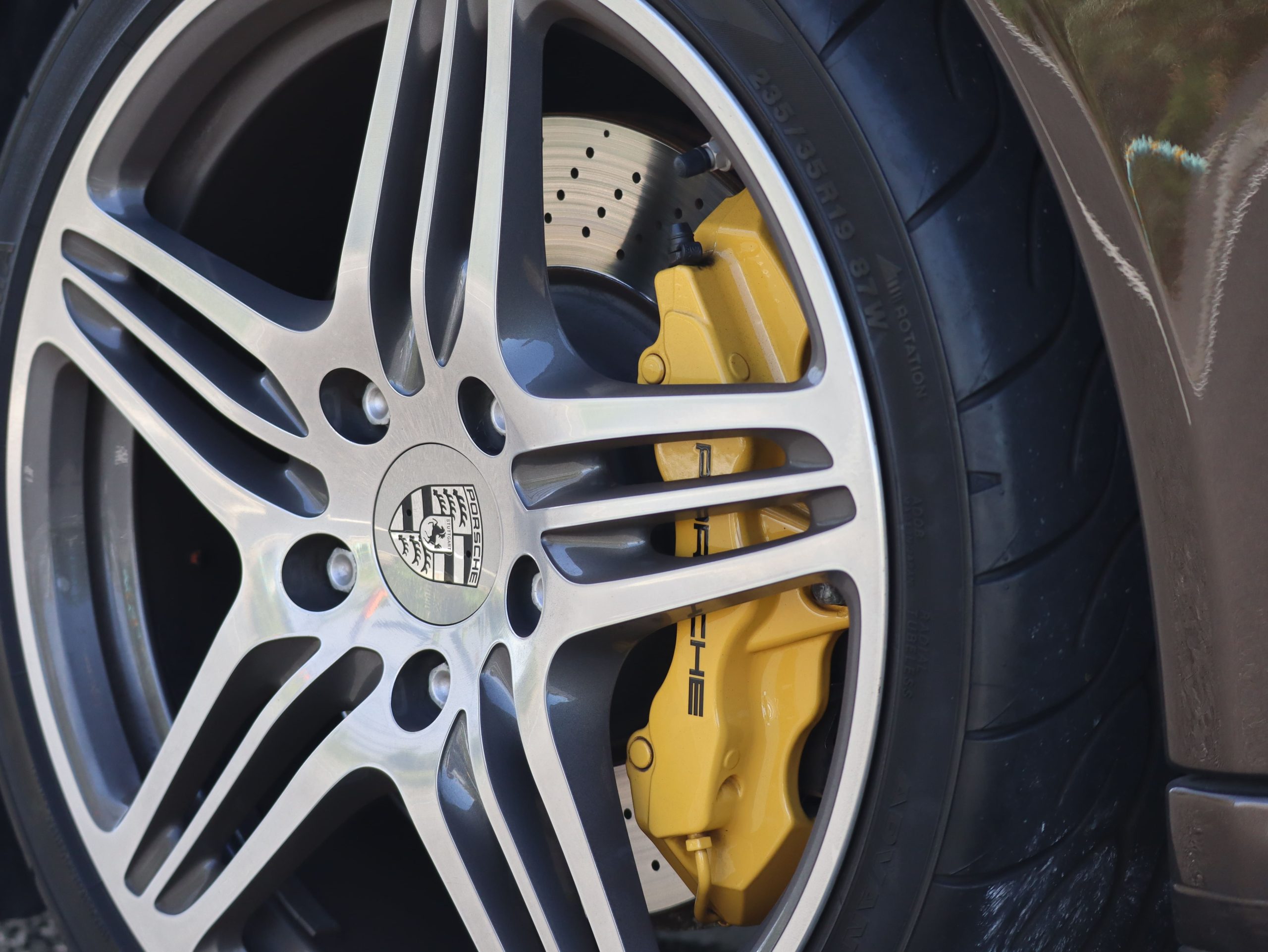 ★ポルシェ911ターボ カブリオレ(Type997.1）ティプトロニックS<br>ソフトルックレザーシート<br>エレクトリックコントロールシート<br>ボディカラー同色仕上げエクステリア<br>イエローブレーキキャリパー<br>バイキセノンヘッドライト