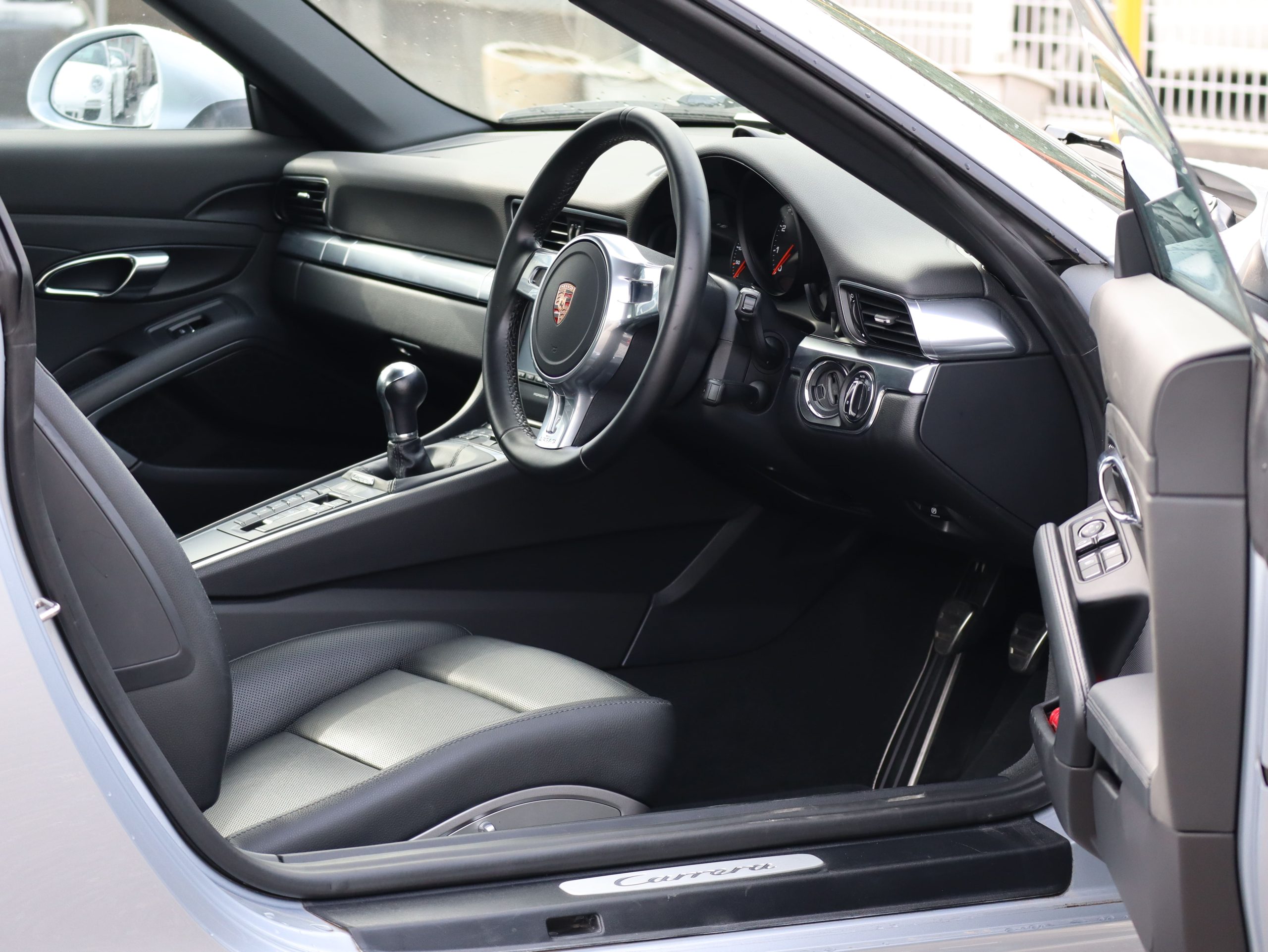 ポルシェ911カレラ（Type991.1）7MT<br>スポーツクロノパッケージ<br>電動サンルーフシステム<br>シートベンチレーション<br>PASMスポーツサスペンション<br>サテンプラチナ塗装20インチ