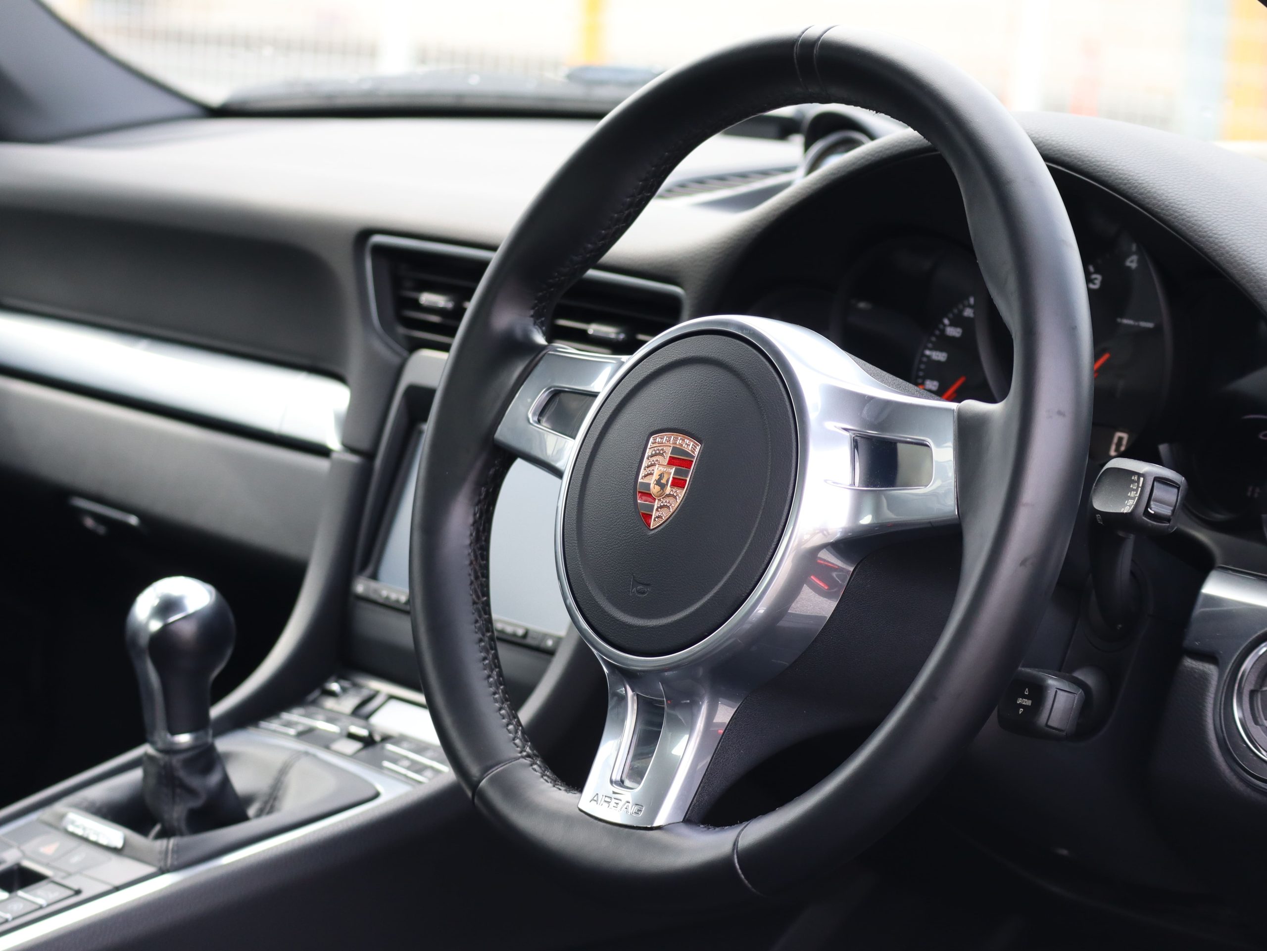 ポルシェ911カレラ（Type991.1）7MT<br>スポーツクロノパッケージ<br>電動サンルーフシステム<br>シートベンチレーション<br>PASMスポーツサスペンション<br>サテンプラチナ塗装20インチ