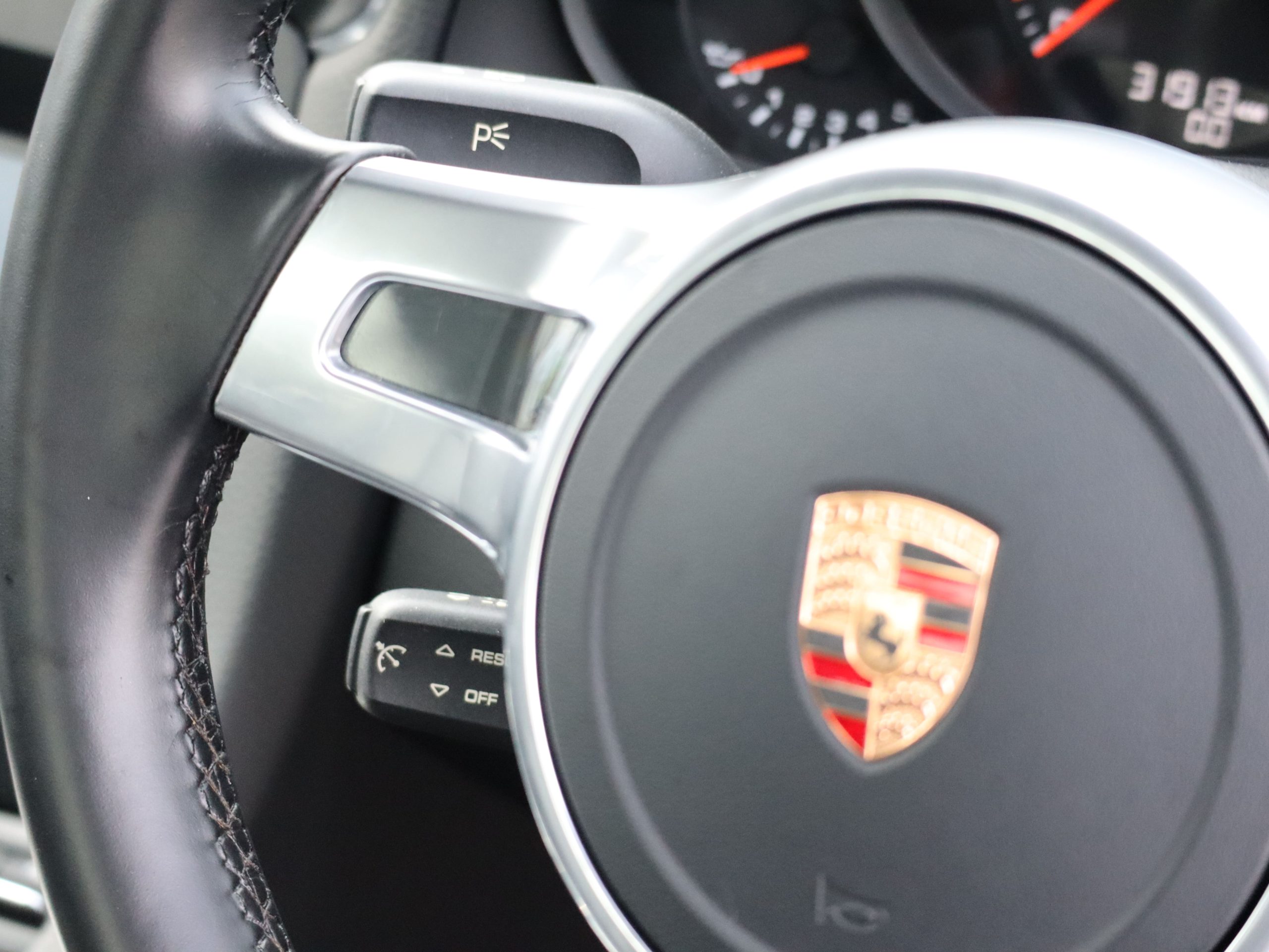 ポルシェ911カレラ（Type991.1）7MT<br>スポーツクロノパッケージ<br>電動サンルーフシステム<br>シートベンチレーション<br>PASMスポーツサスペンション<br>サテンプラチナ塗装20インチ