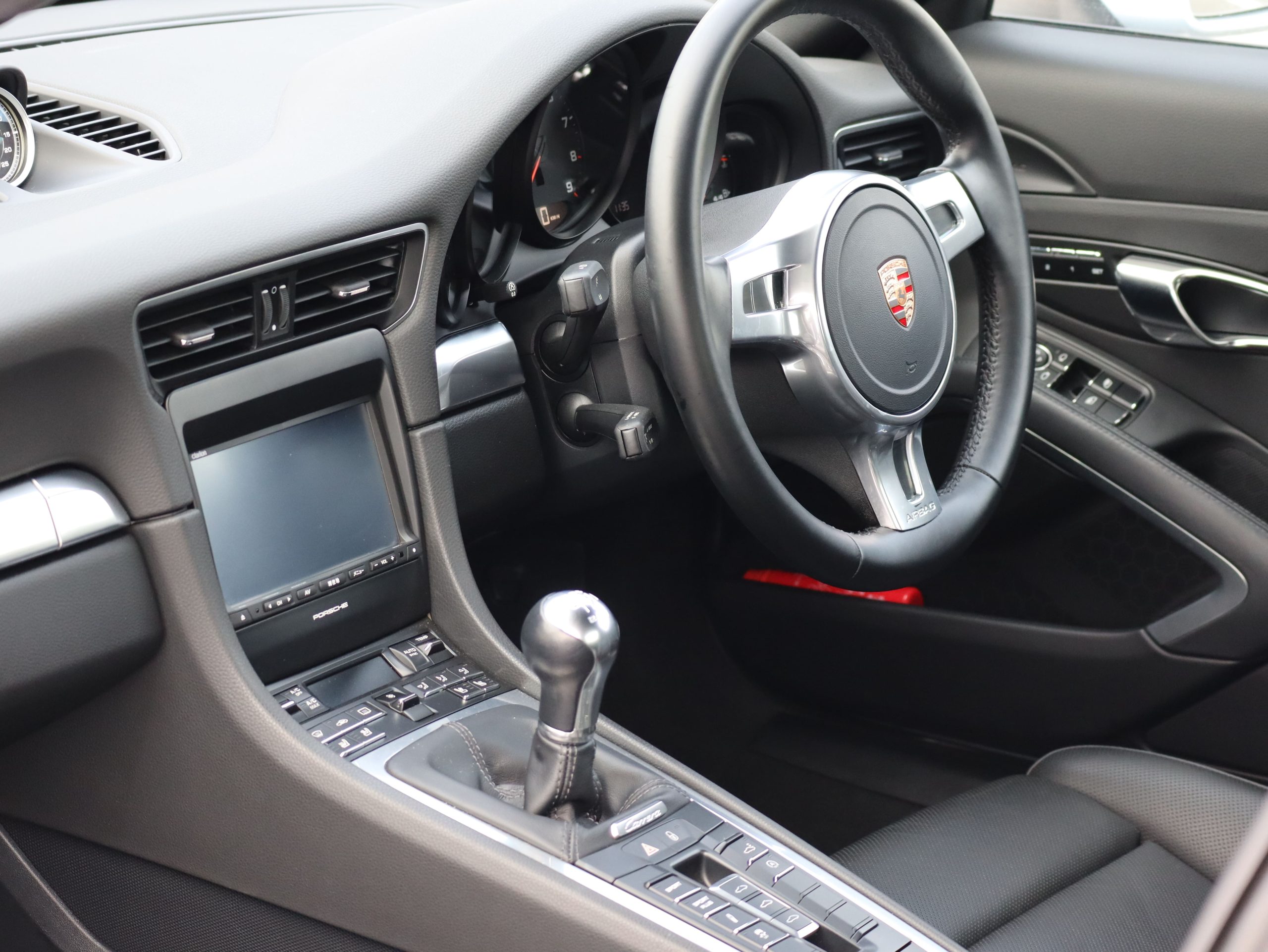 ポルシェ911カレラ（Type991.1）7MT<br>スポーツクロノパッケージ<br>電動サンルーフシステム<br>シートベンチレーション<br>PASMスポーツサスペンション<br>サテンプラチナ塗装20インチ