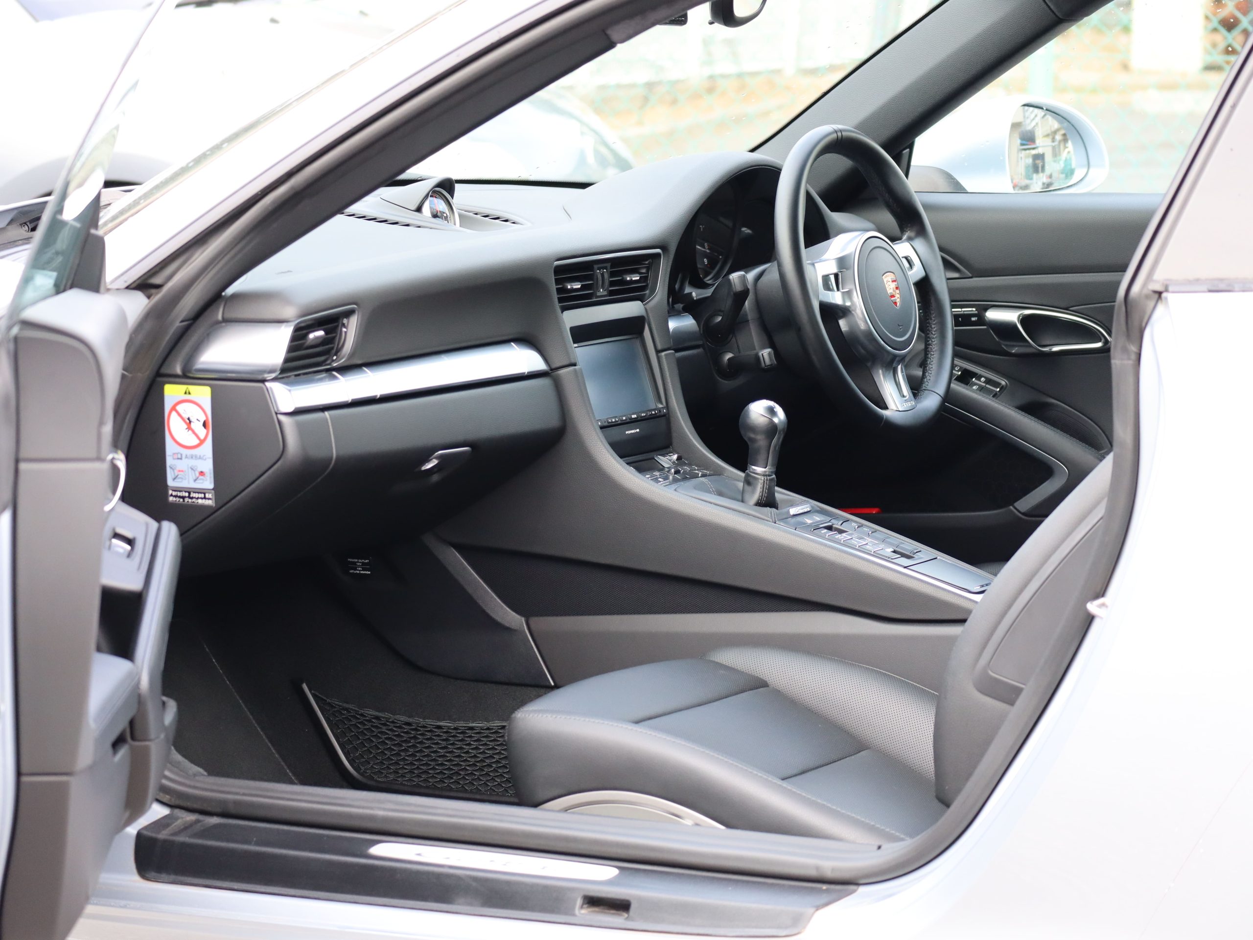 ポルシェ911カレラ（Type991.1）7MT<br>スポーツクロノパッケージ<br>電動サンルーフシステム<br>シートベンチレーション<br>PASMスポーツサスペンション<br>サテンプラチナ塗装20インチ