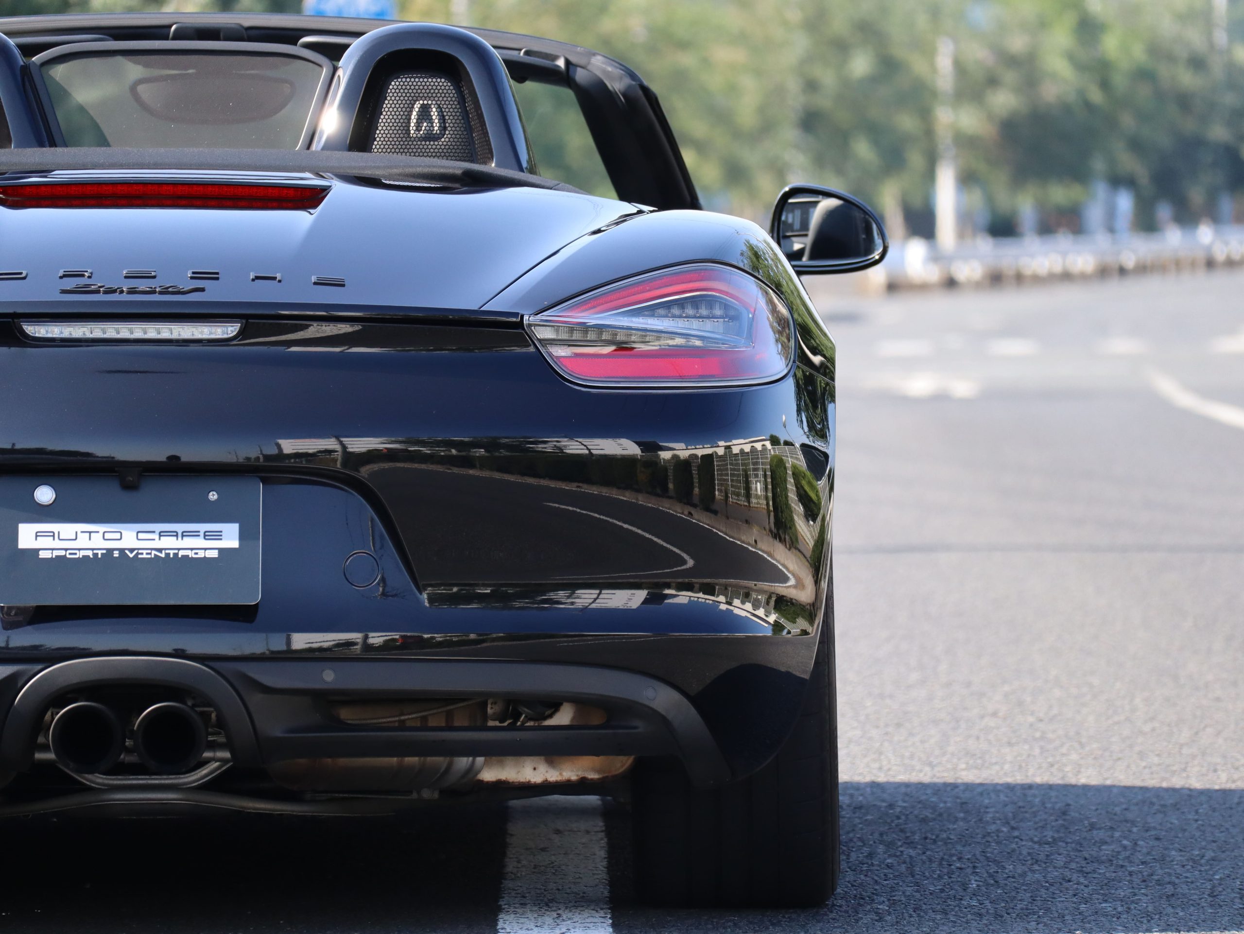 ポルシェボクスターBLACK EDITION(Type981)PDK<br>特別仕様車<br>スポーツクロノパッケージ<br>スポーツエグゾーストシステム<br>ティンテッドルックテールライト<br>サテンプラチナ塗装20インチホイール