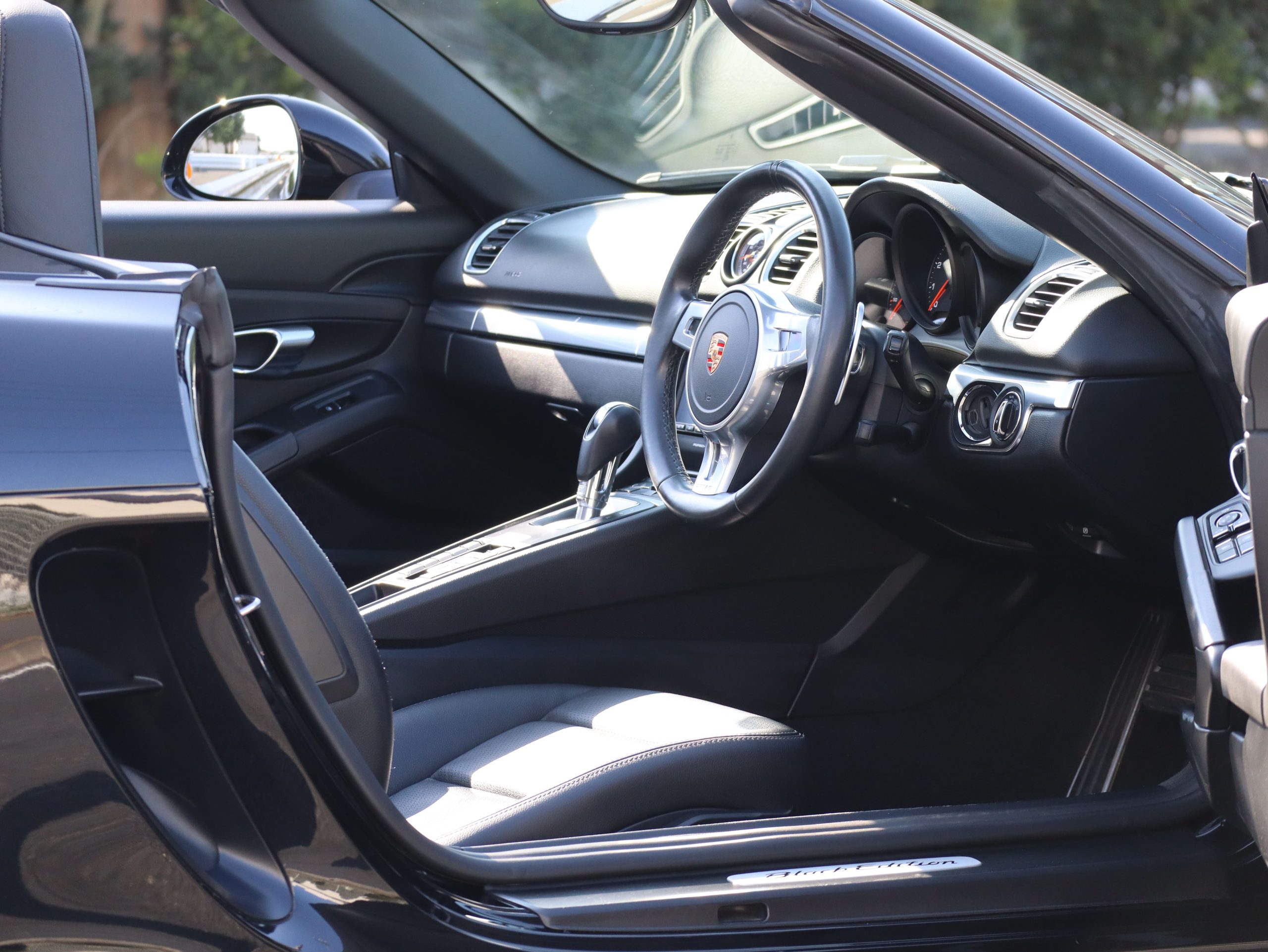 ポルシェボクスターBLACK EDITION(Type981)PDK<br>特別仕様車<br>スポーツクロノパッケージ<br>スポーツエグゾーストシステム<br>ティンテッドルックテールライト<br>サテンプラチナ塗装20インチホイール