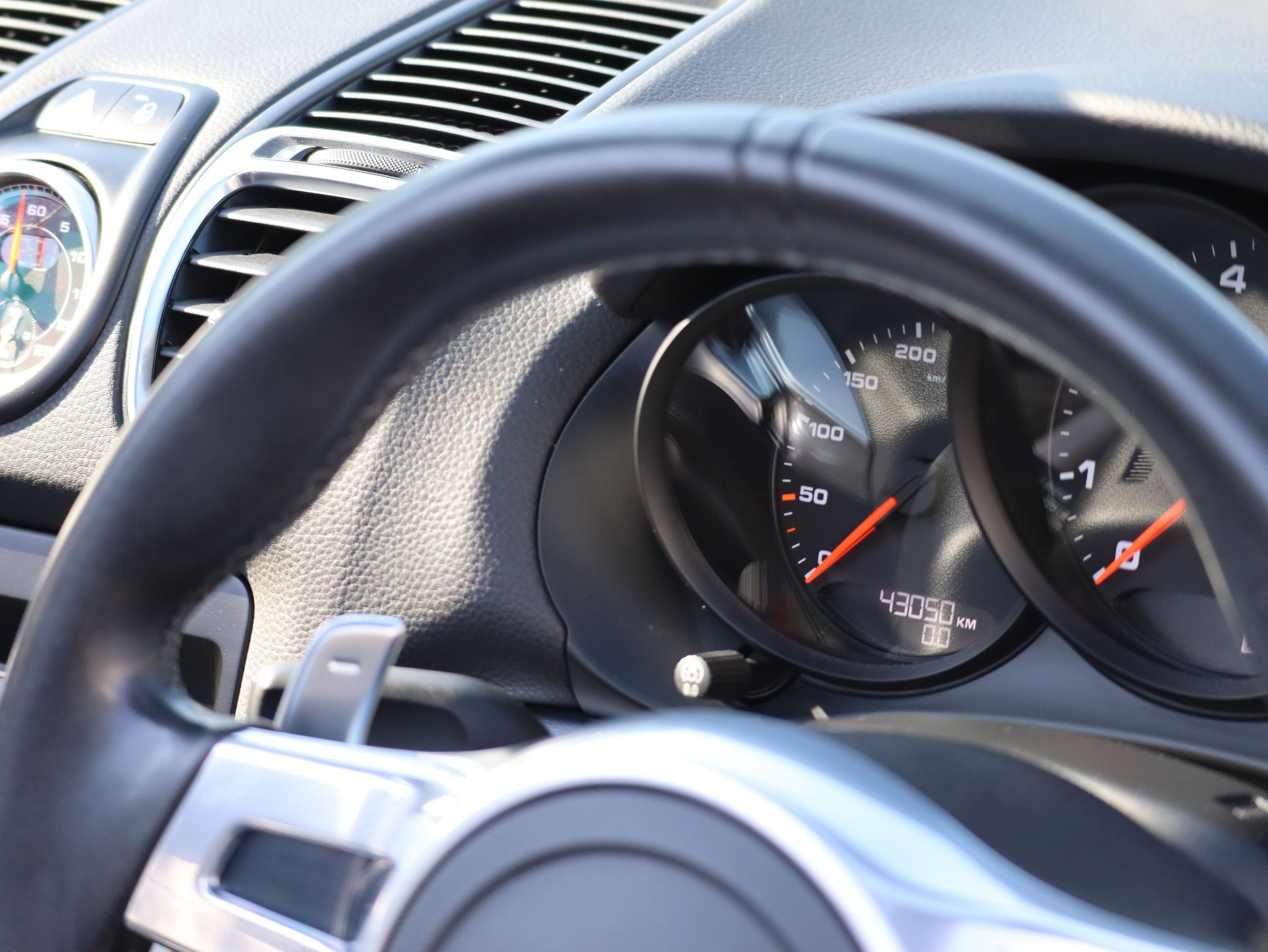 ポルシェボクスターBLACK EDITION(Type981)PDK<br>特別仕様車<br>スポーツクロノパッケージ<br>スポーツエグゾーストシステム<br>ティンテッドルックテールライト<br>サテンプラチナ塗装20インチホイール