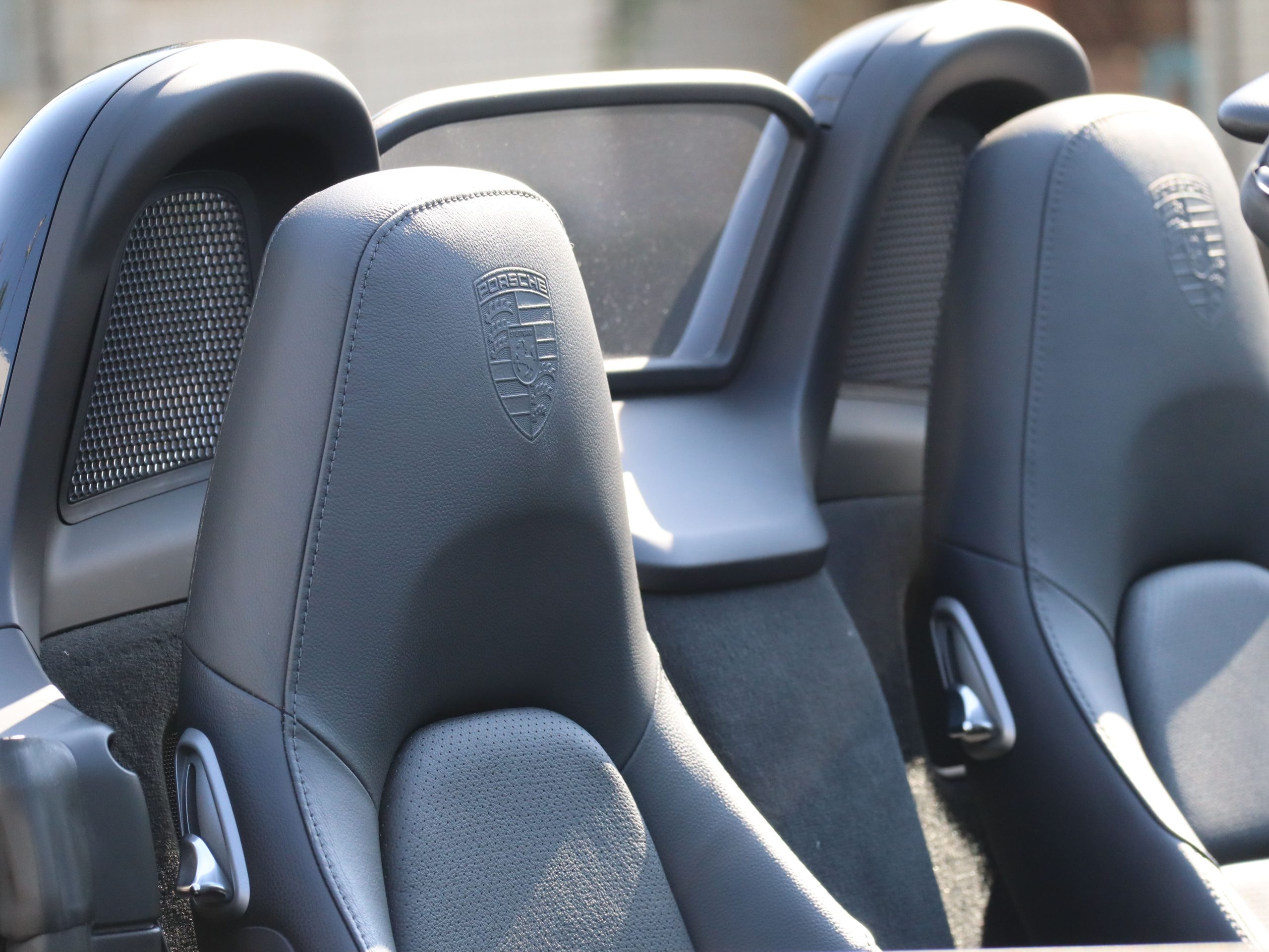 ポルシェボクスターBLACK EDITION(Type981)PDK<br>特別仕様車<br>スポーツクロノパッケージ<br>スポーツエグゾーストシステム<br>ティンテッドルックテールライト<br>サテンプラチナ塗装20インチホイール