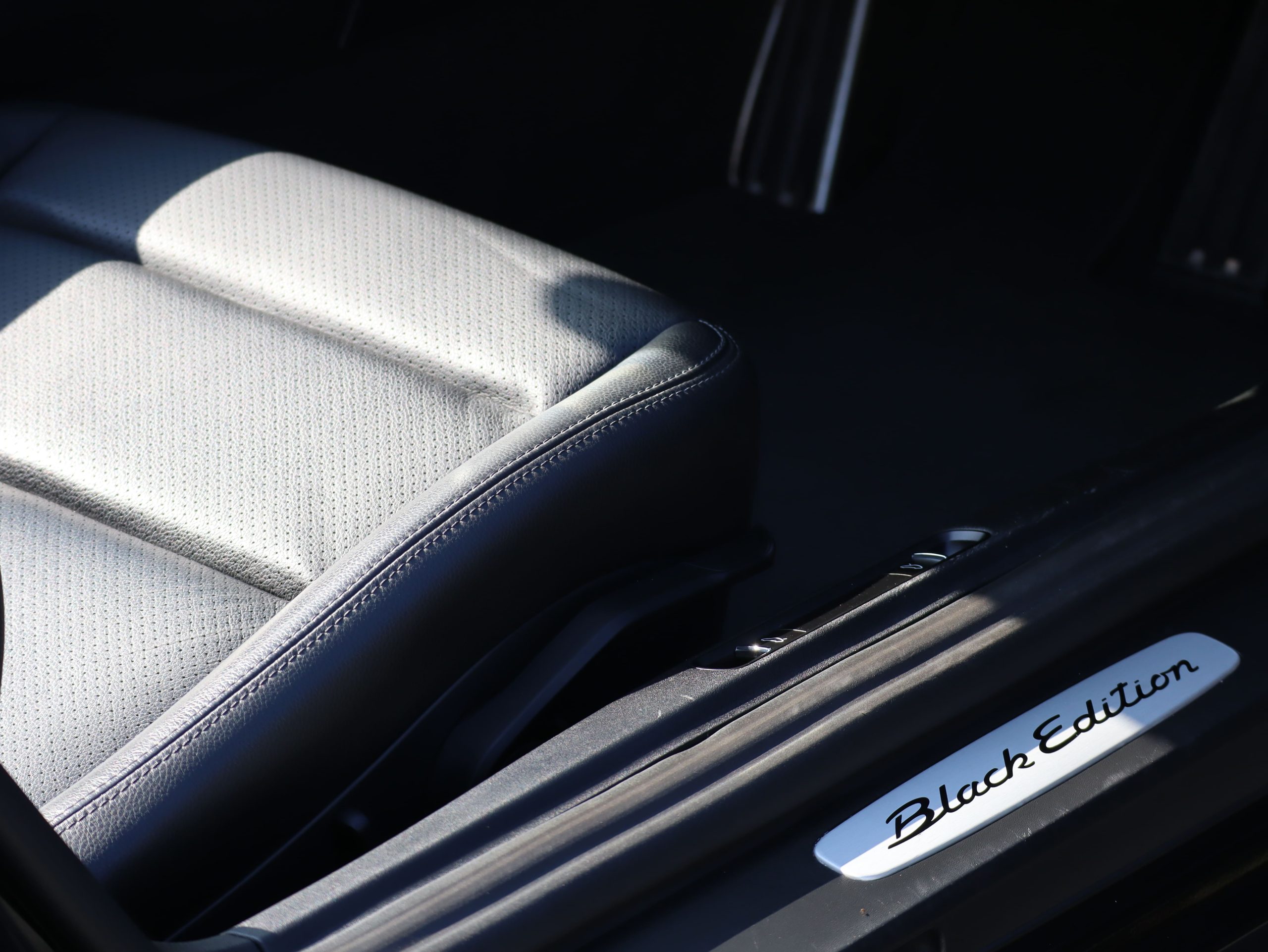 ポルシェボクスターBLACK EDITION(Type981)PDK<br>特別仕様車<br>スポーツクロノパッケージ<br>スポーツエグゾーストシステム<br>ティンテッドルックテールライト<br>サテンプラチナ塗装20インチホイール