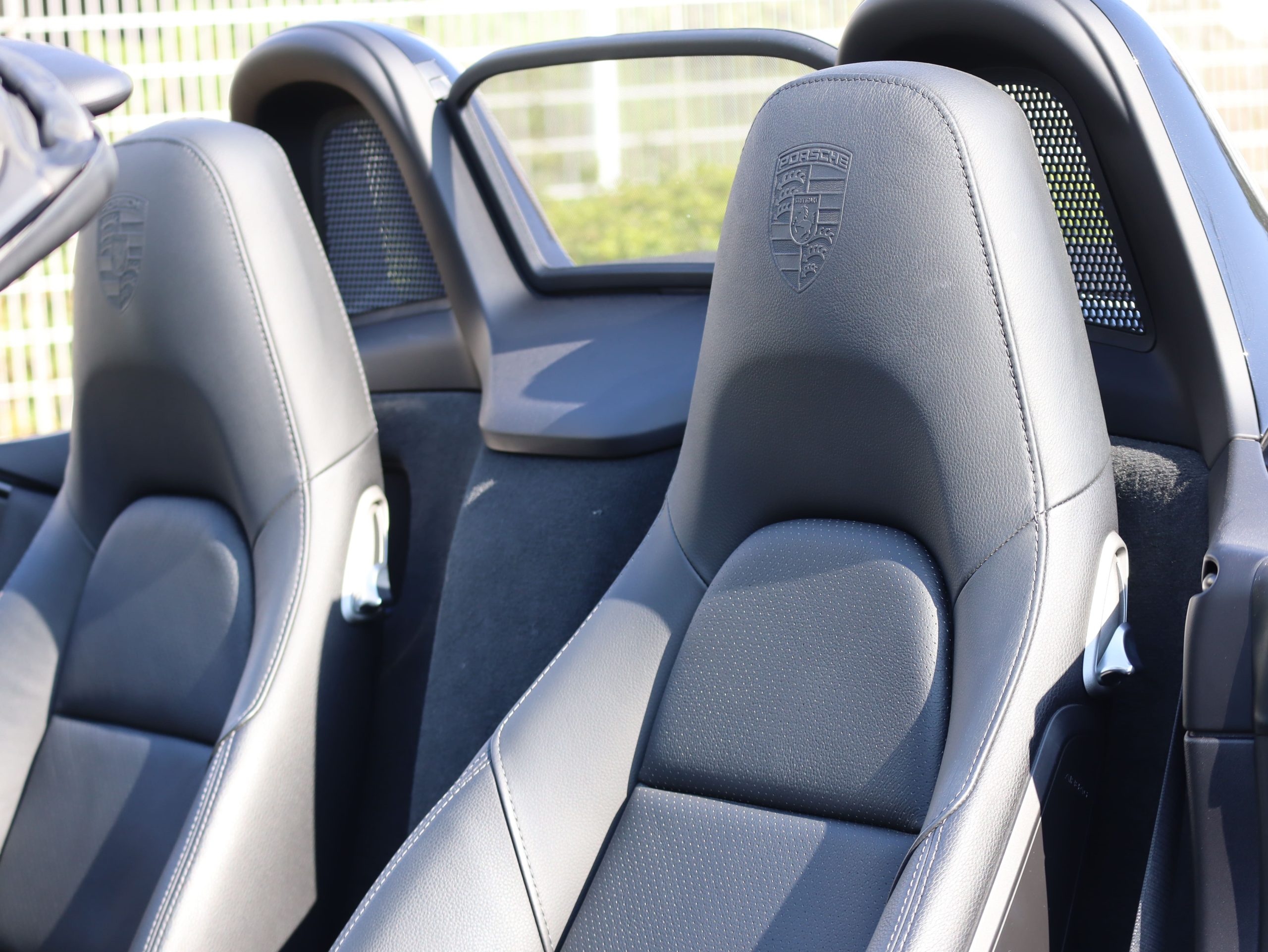 ポルシェボクスターBLACK EDITION(Type981)PDK<br>特別仕様車<br>スポーツクロノパッケージ<br>スポーツエグゾーストシステム<br>ティンテッドルックテールライト<br>サテンプラチナ塗装20インチホイール