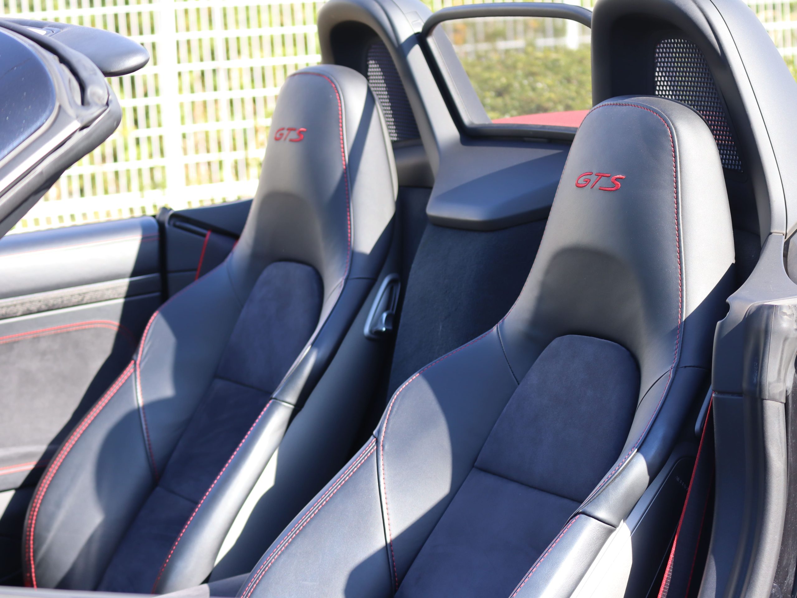 ポルシェボクスターGTS（Type981）PDK<br>GTSインテリアパッケージ<br>スポーツクロノパッケージ<br>スポーツエグゾーストシステム<br>PDLS付ヘッドライト<br>シートヒーター