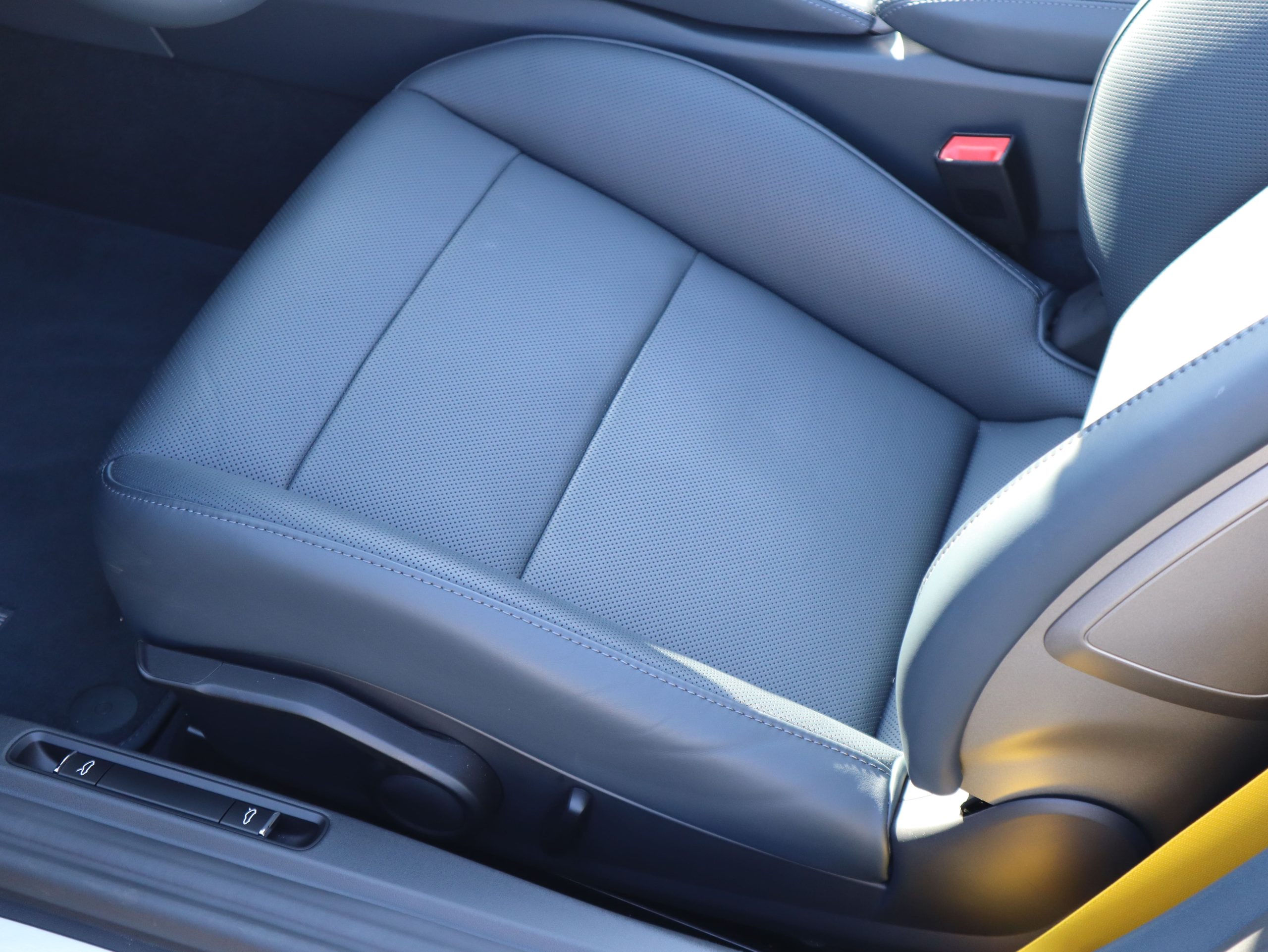 ポルシェ718ボクスターGTS4.0(Type982)PDK<br>左ハンドル!1オーナー車<br>シートベンチレーション<br>アダプティブクルーズコントロール<br>レーンチェンジアシスト<br>エントリー&ドライブシステム<br>塗装仕上げロールオーバーバー