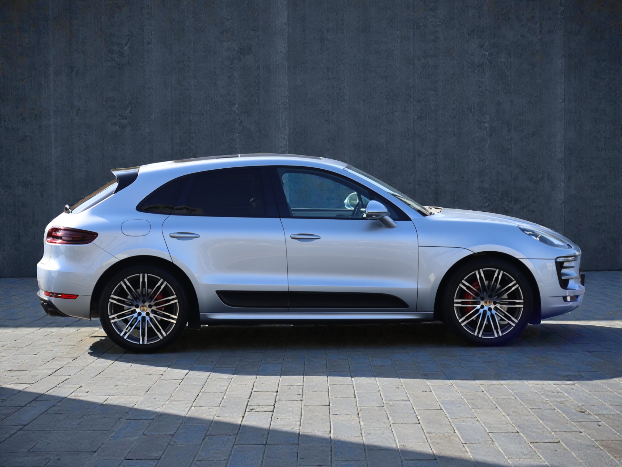 ポルシェマカンGTS（Gen1）PDK<br>ツートンレザーインテリア<br>エアサスペンション機能付きPASM<br>パノラミックルーフシステム<br>PDLS Plus含むLEDヘッドライト<br>21インチ911ターボデザインホイール