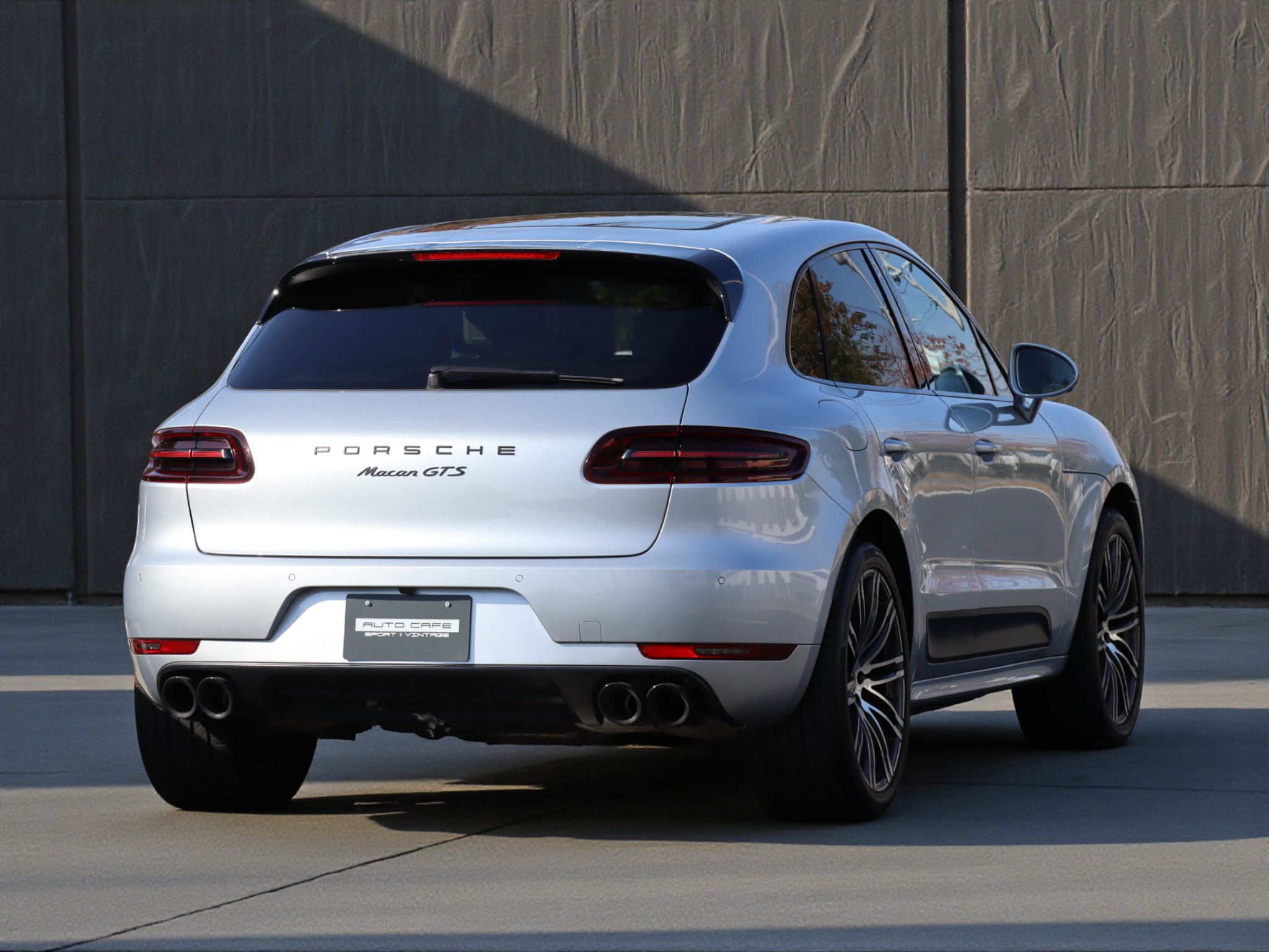 ポルシェマカンGTS（Gen1）PDK<br>ツートンレザーインテリア<br>エアサスペンション機能付きPASM<br>パノラミックルーフシステム<br>PDLS Plus含むLEDヘッドライト<br>21インチ911ターボデザインホイール