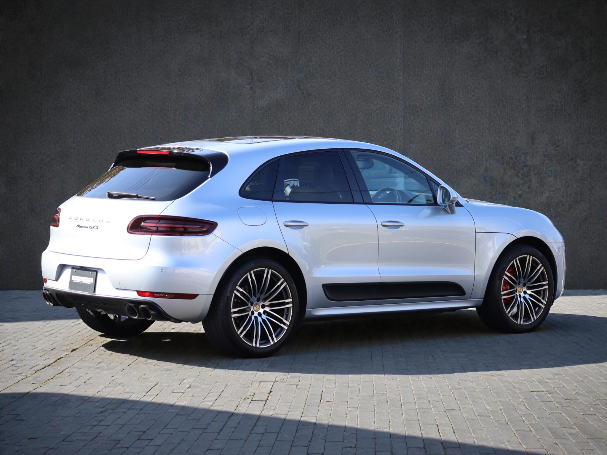 ポルシェマカンGTS（Gen1）PDK<br>ツートンレザーインテリア<br>エアサスペンション機能付きPASM<br>パノラミックルーフシステム<br>PDLS Plus含むLEDヘッドライト<br>21インチ911ターボデザインホイール