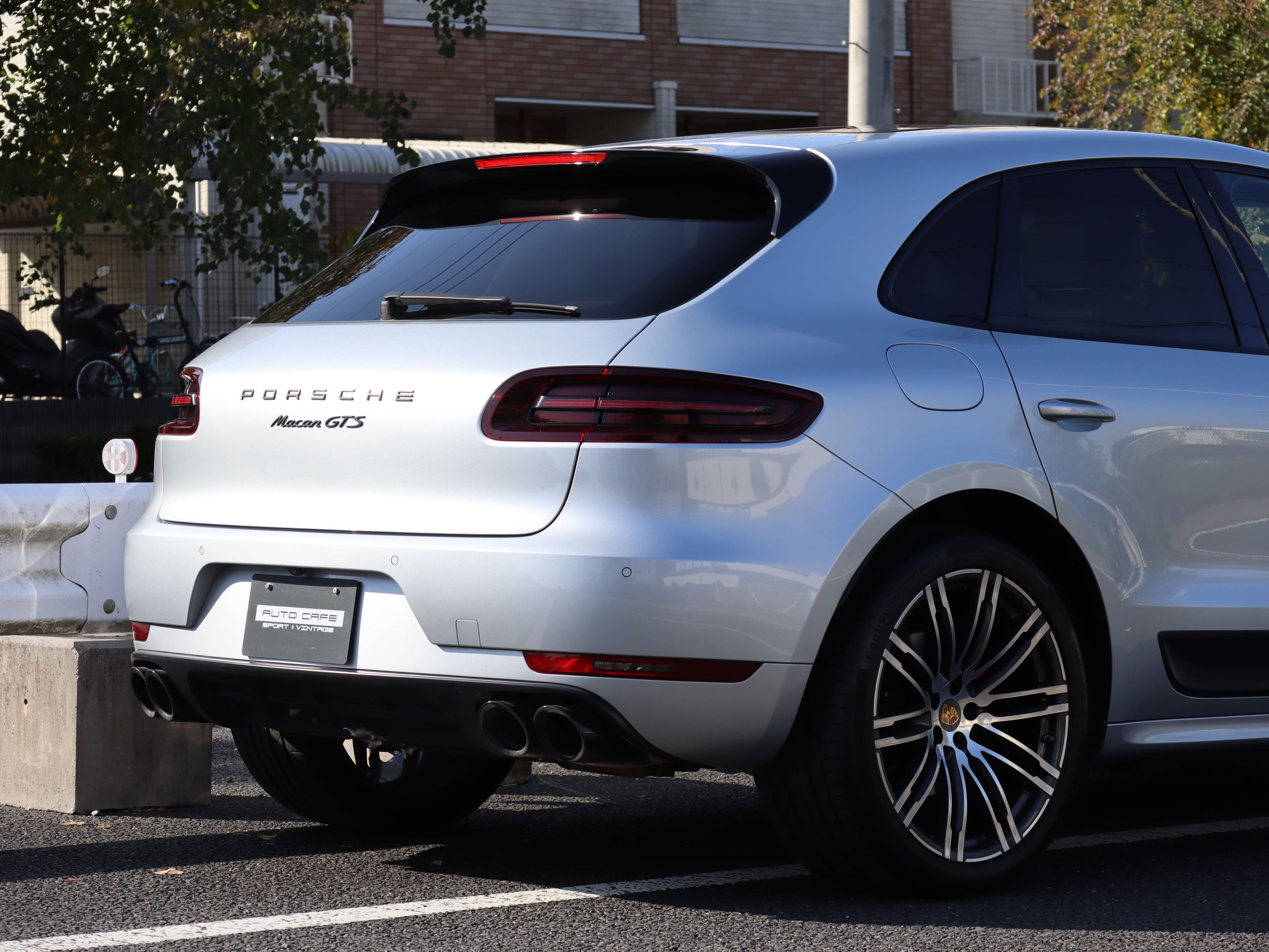 ポルシェマカンGTS（Gen1）PDK<br>ツートンレザーインテリア<br>エアサスペンション機能付きPASM<br>パノラミックルーフシステム<br>PDLS Plus含むLEDヘッドライト<br>21インチ911ターボデザインホイール