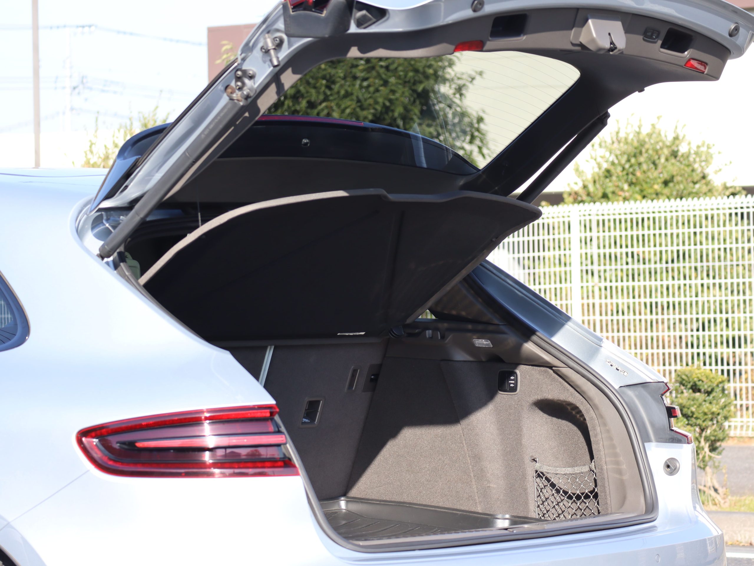 ポルシェマカンGTS（Gen1）PDK<br>ツートンレザーインテリア<br>エアサスペンション機能付きPASM<br>パノラミックルーフシステム<br>PDLS Plus含むLEDヘッドライト<br>21インチ911ターボデザインホイール