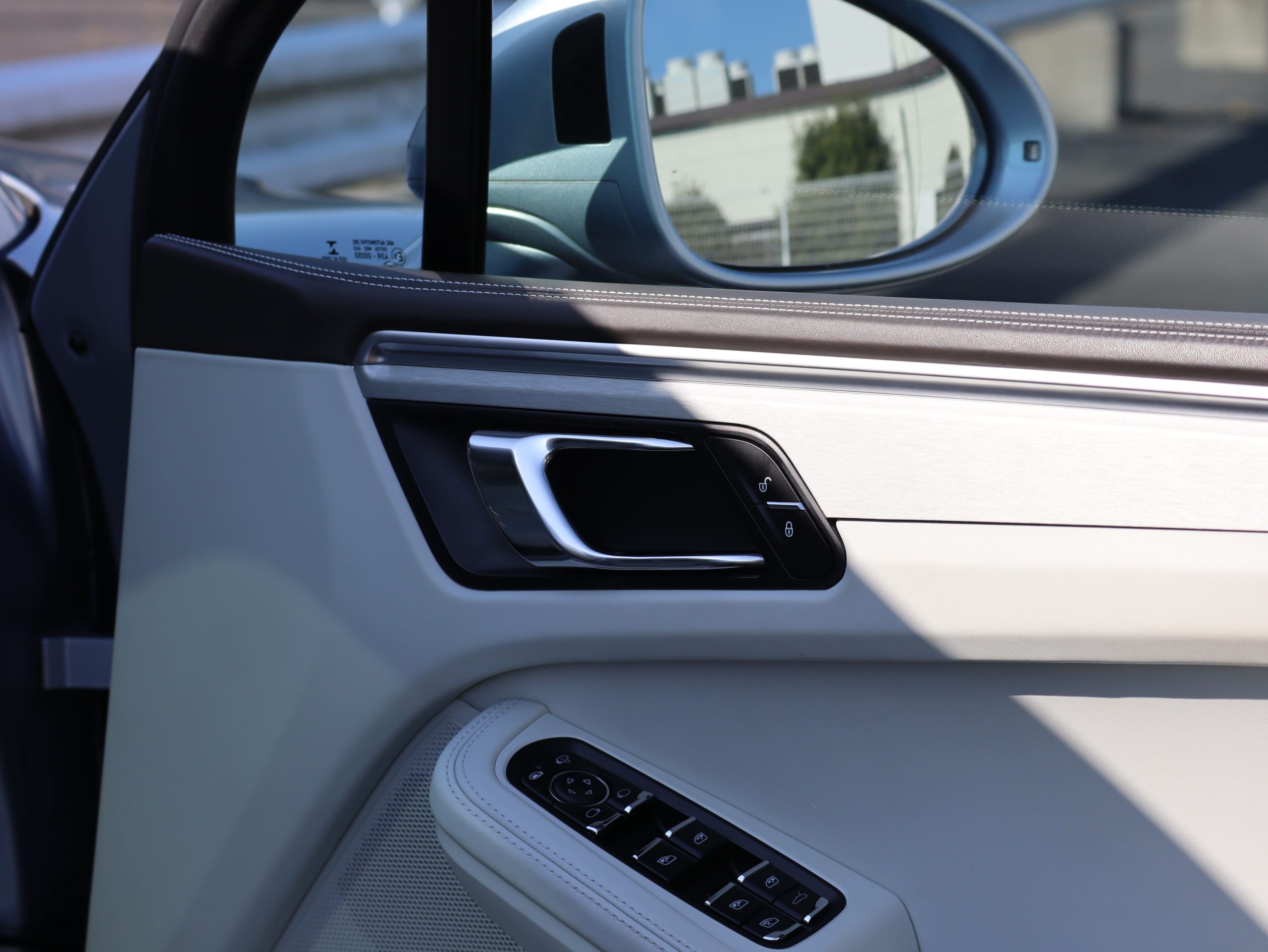 ポルシェマカンGTS（Gen1）PDK<br>ツートンレザーインテリア<br>エアサスペンション機能付きPASM<br>パノラミックルーフシステム<br>PDLS Plus含むLEDヘッドライト<br>21インチ911ターボデザインホイール