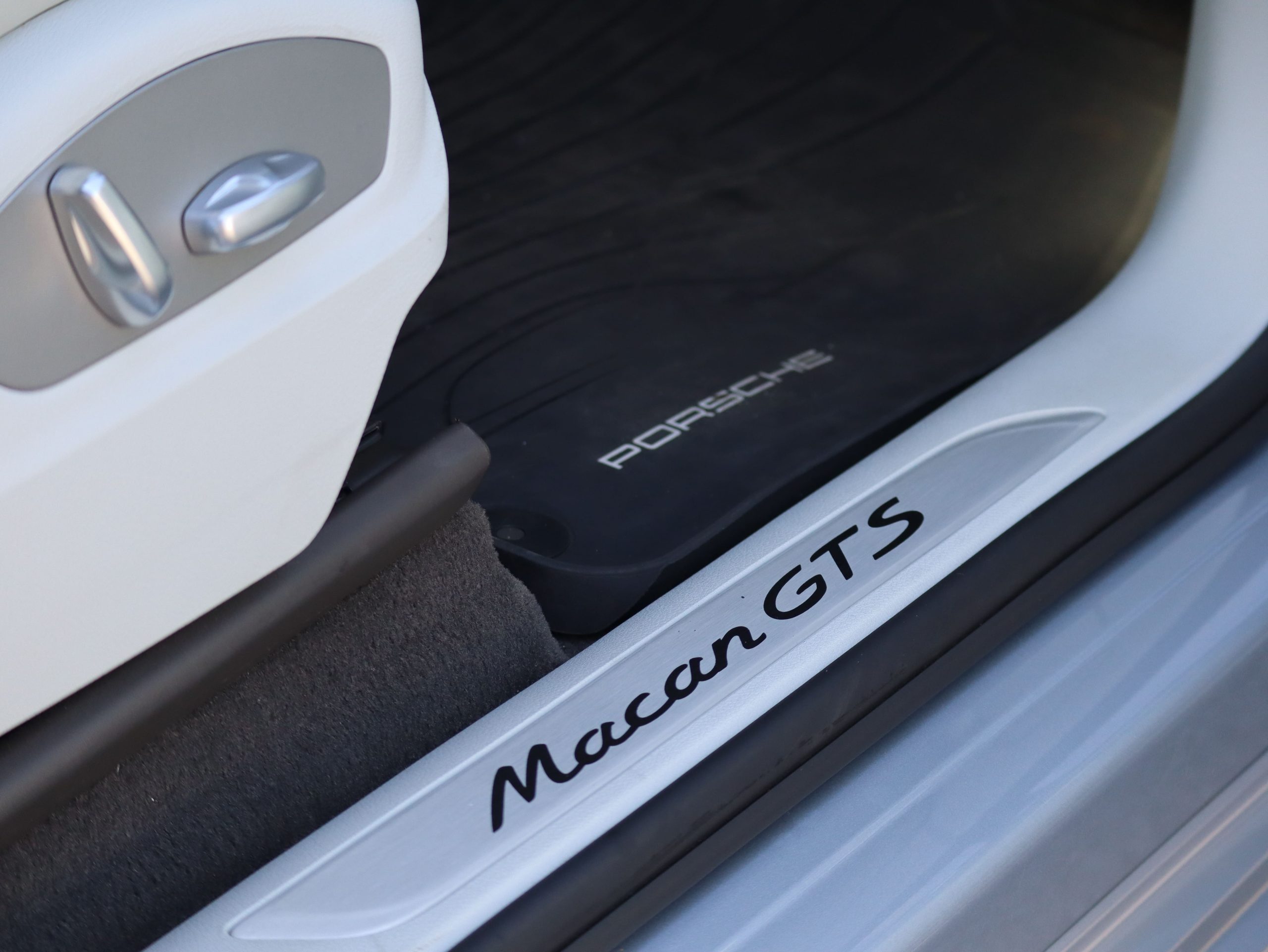 ポルシェマカンGTS（Gen1）PDK<br>ツートンレザーインテリア<br>エアサスペンション機能付きPASM<br>パノラミックルーフシステム<br>PDLS Plus含むLEDヘッドライト<br>21インチ911ターボデザインホイール