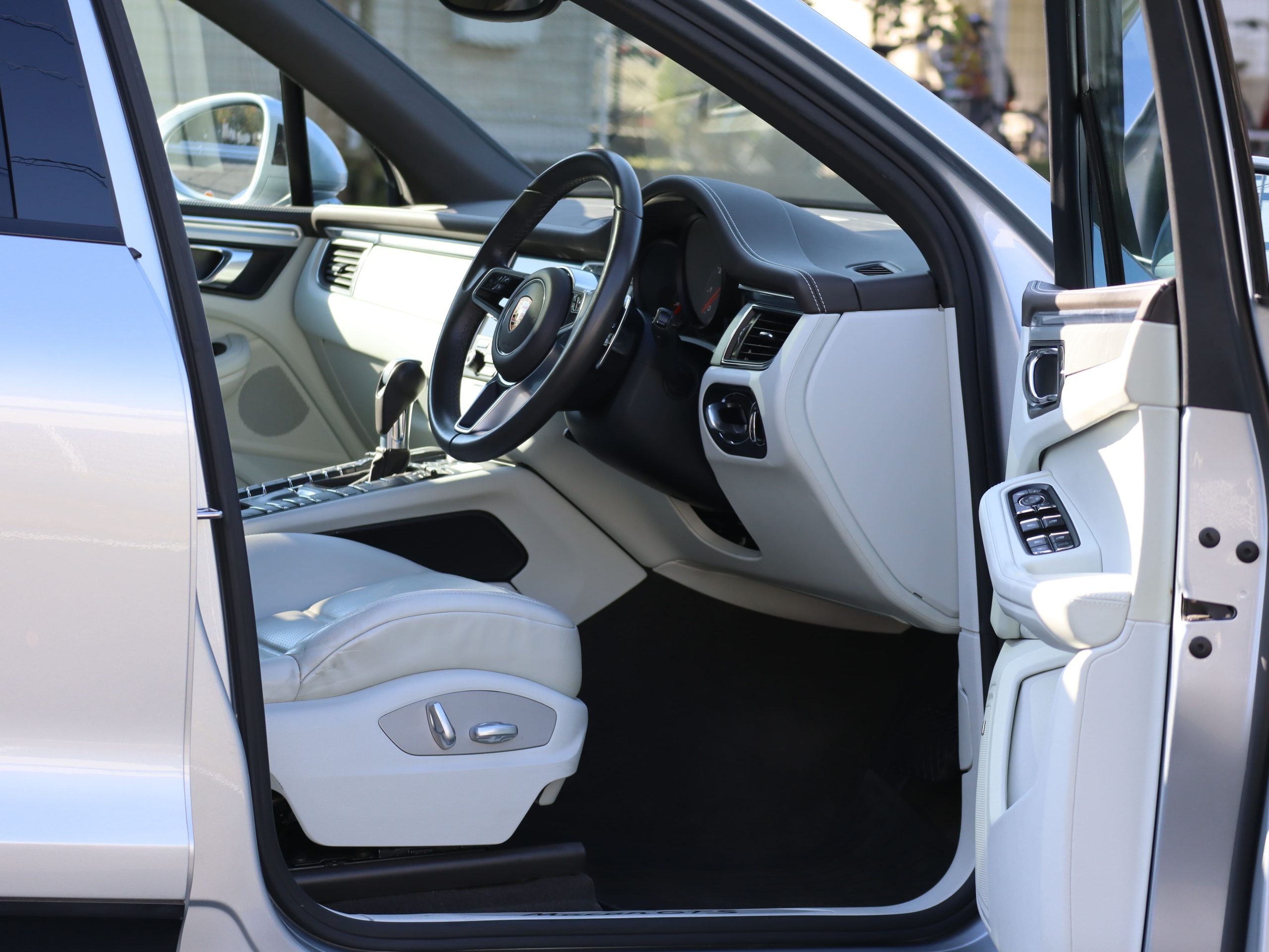 ポルシェマカンGTS（Gen1）PDK<br>ツートンレザーインテリア<br>エアサスペンション機能付きPASM<br>パノラミックルーフシステム<br>PDLS Plus含むLEDヘッドライト<br>21インチ911ターボデザインホイール