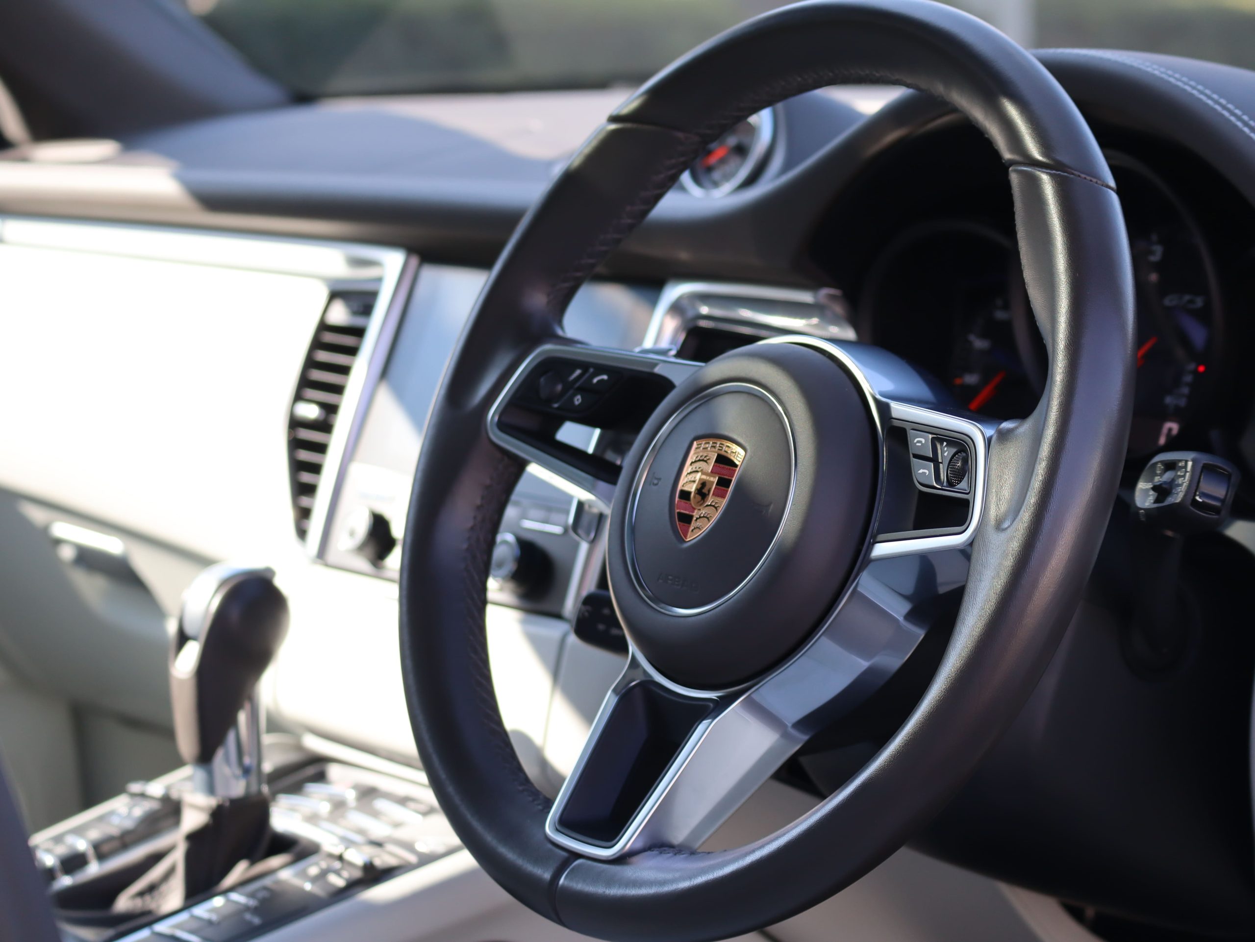 ポルシェマカンGTS（Gen1）PDK<br>ツートンレザーインテリア<br>エアサスペンション機能付きPASM<br>パノラミックルーフシステム<br>PDLS Plus含むLEDヘッドライト<br>21インチ911ターボデザインホイール