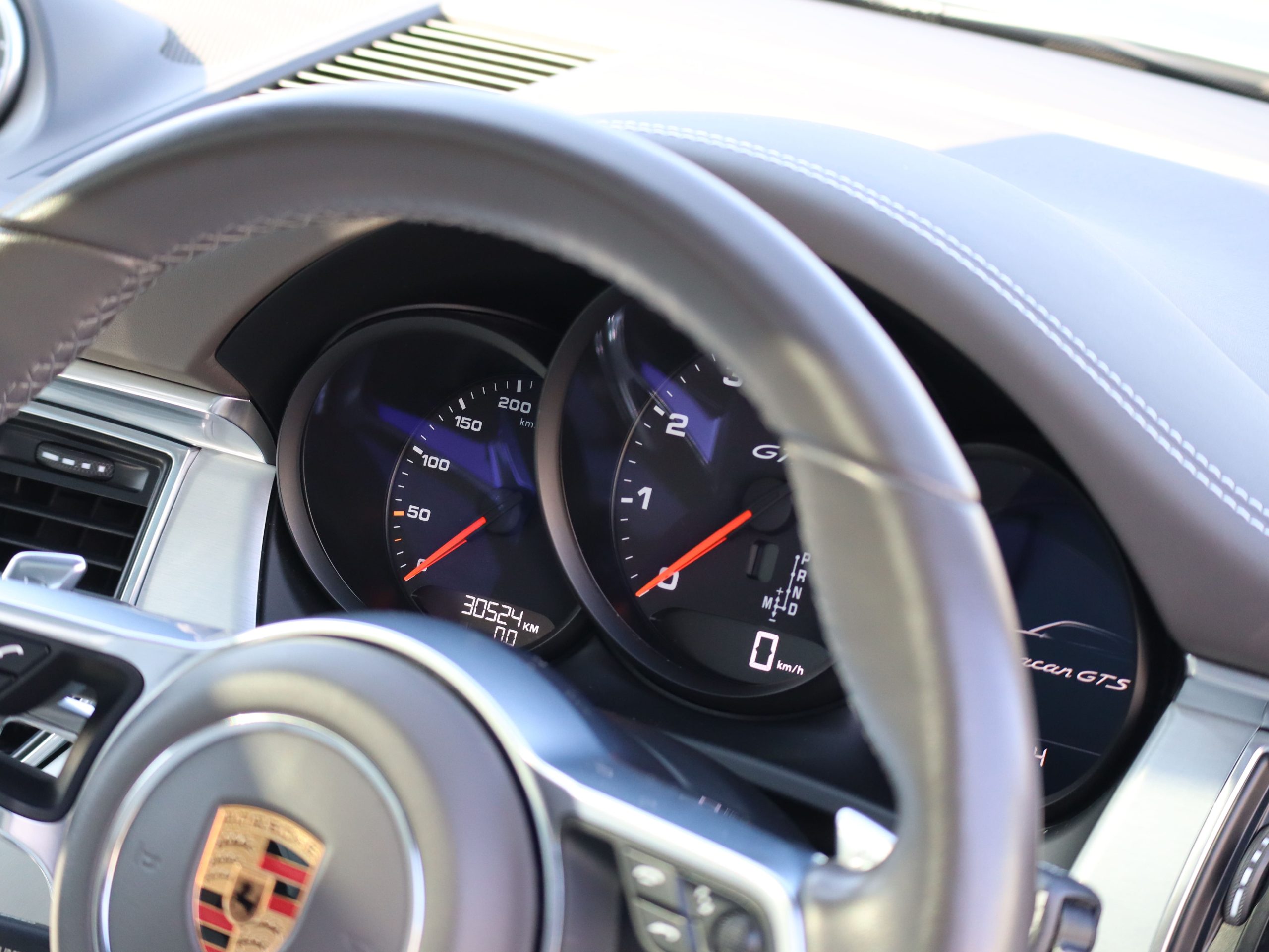 ポルシェマカンGTS（Gen1）PDK<br>ツートンレザーインテリア<br>エアサスペンション機能付きPASM<br>パノラミックルーフシステム<br>PDLS Plus含むLEDヘッドライト<br>21インチ911ターボデザインホイール