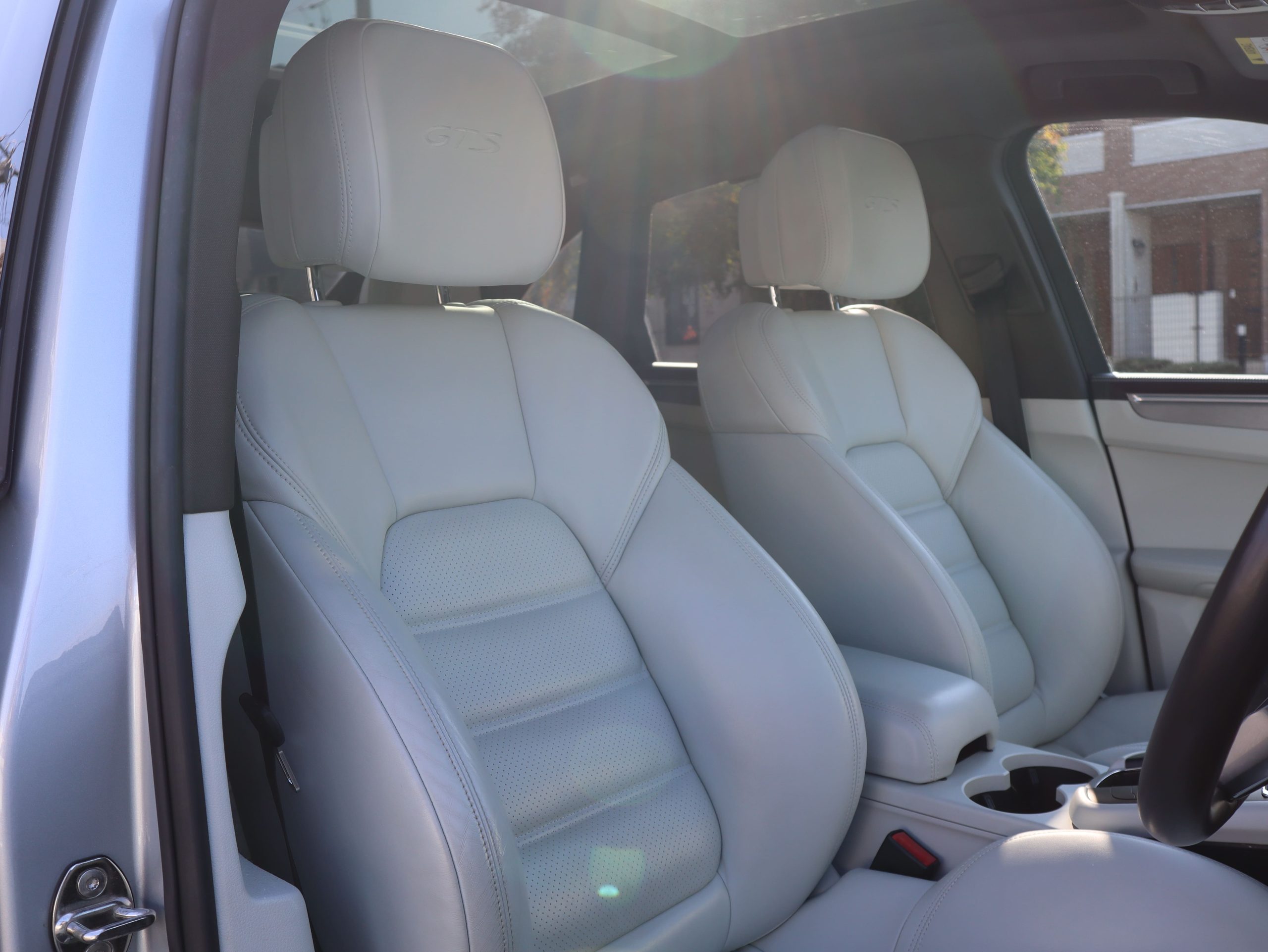 ポルシェマカンGTS（Gen1）PDK<br>ツートンレザーインテリア<br>エアサスペンション機能付きPASM<br>パノラミックルーフシステム<br>PDLS Plus含むLEDヘッドライト<br>21インチ911ターボデザインホイール