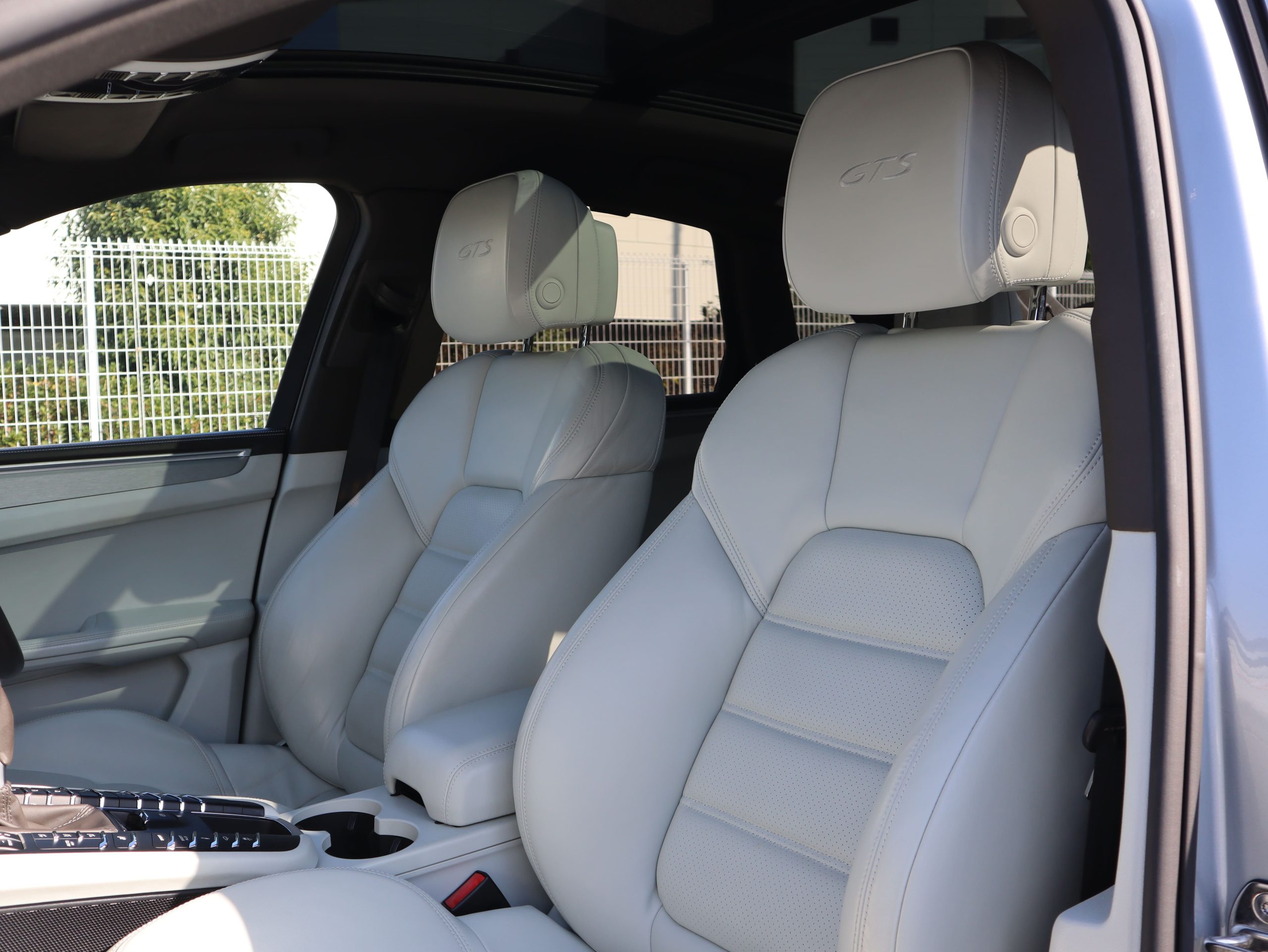 ポルシェマカンGTS（Gen1）PDK<br>ツートンレザーインテリア<br>エアサスペンション機能付きPASM<br>パノラミックルーフシステム<br>PDLS Plus含むLEDヘッドライト<br>21インチ911ターボデザインホイール