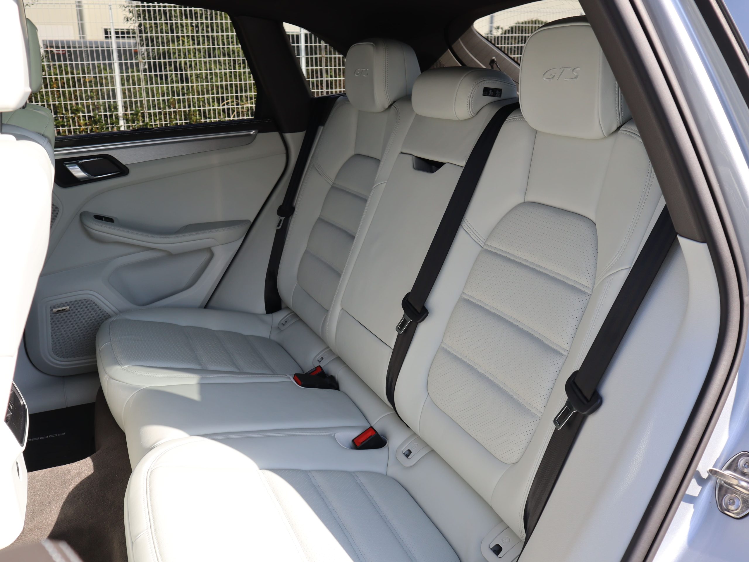 ポルシェマカンGTS（Gen1）PDK<br>ツートンレザーインテリア<br>エアサスペンション機能付きPASM<br>パノラミックルーフシステム<br>PDLS Plus含むLEDヘッドライト<br>21インチ911ターボデザインホイール