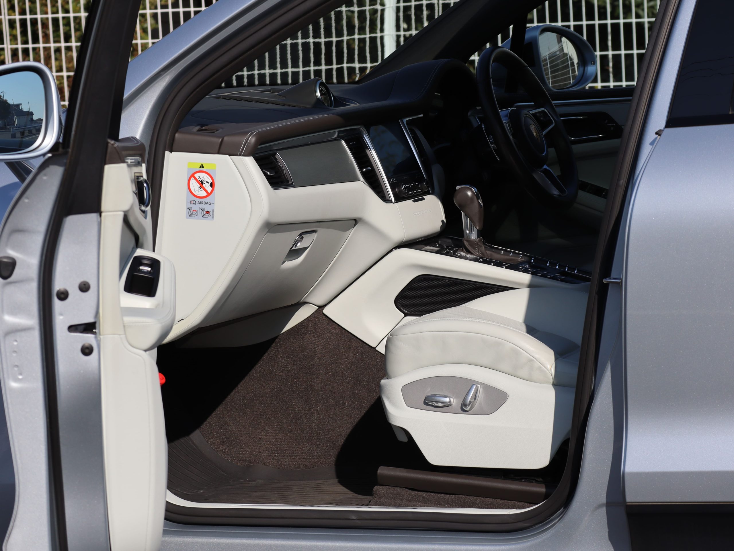 ポルシェマカンGTS（Gen1）PDK<br>ツートンレザーインテリア<br>エアサスペンション機能付きPASM<br>パノラミックルーフシステム<br>PDLS Plus含むLEDヘッドライト<br>21インチ911ターボデザインホイール