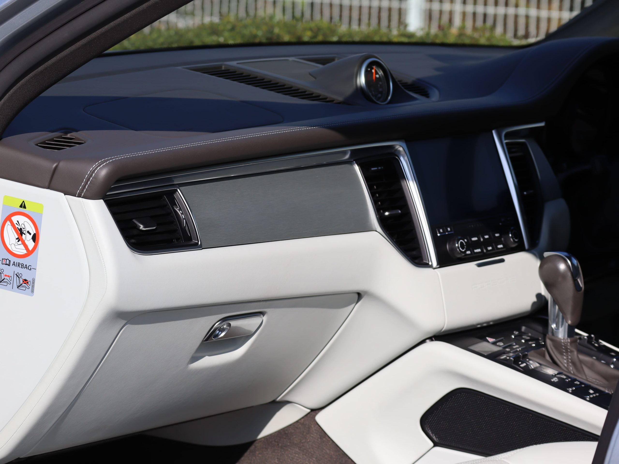 ポルシェマカンGTS（Gen1）PDK<br>ツートンレザーインテリア<br>エアサスペンション機能付きPASM<br>パノラミックルーフシステム<br>PDLS Plus含むLEDヘッドライト<br>21インチ911ターボデザインホイール