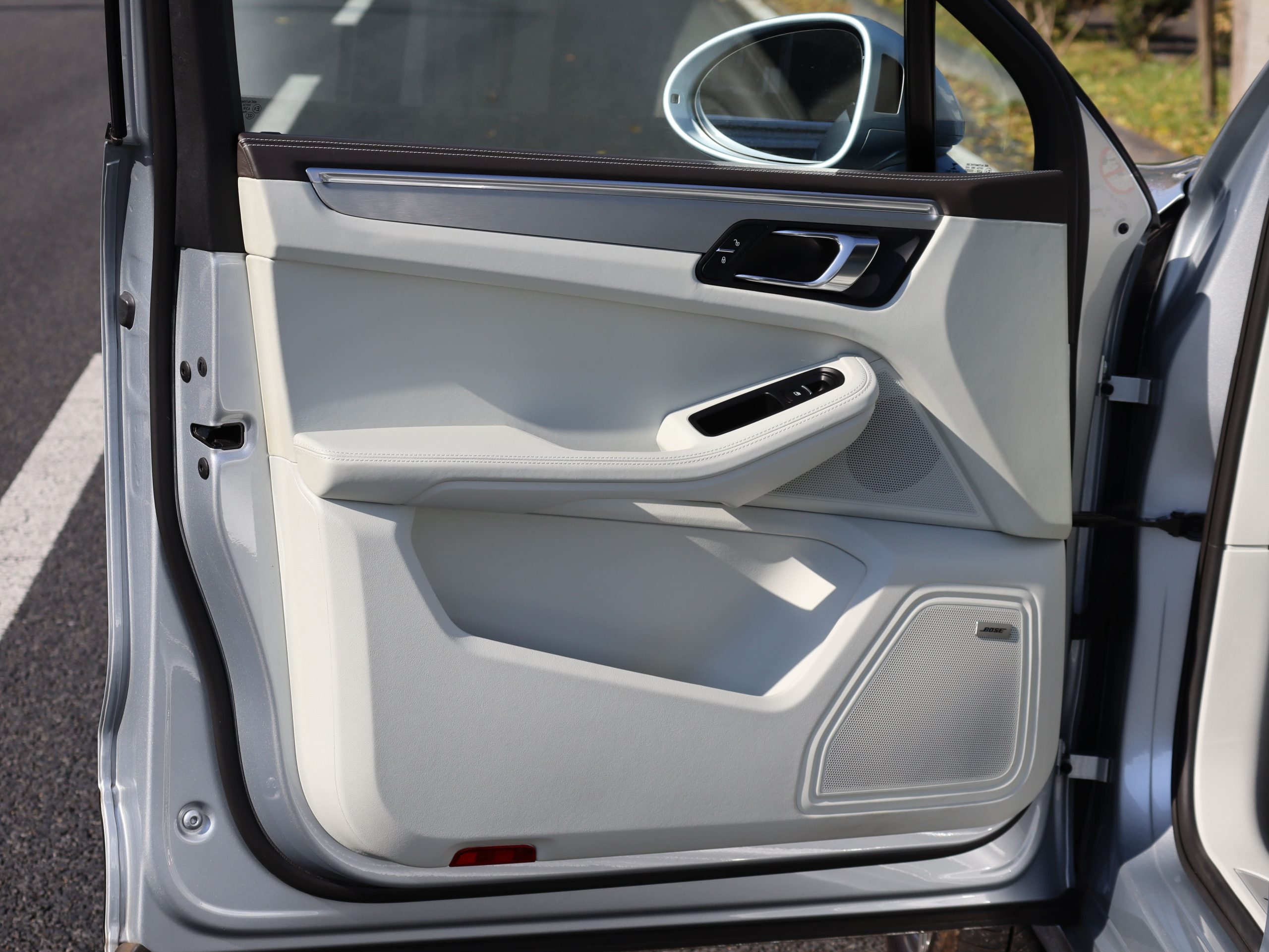 ポルシェマカンGTS（Gen1）PDK<br>ツートンレザーインテリア<br>エアサスペンション機能付きPASM<br>パノラミックルーフシステム<br>PDLS Plus含むLEDヘッドライト<br>21インチ911ターボデザインホイール