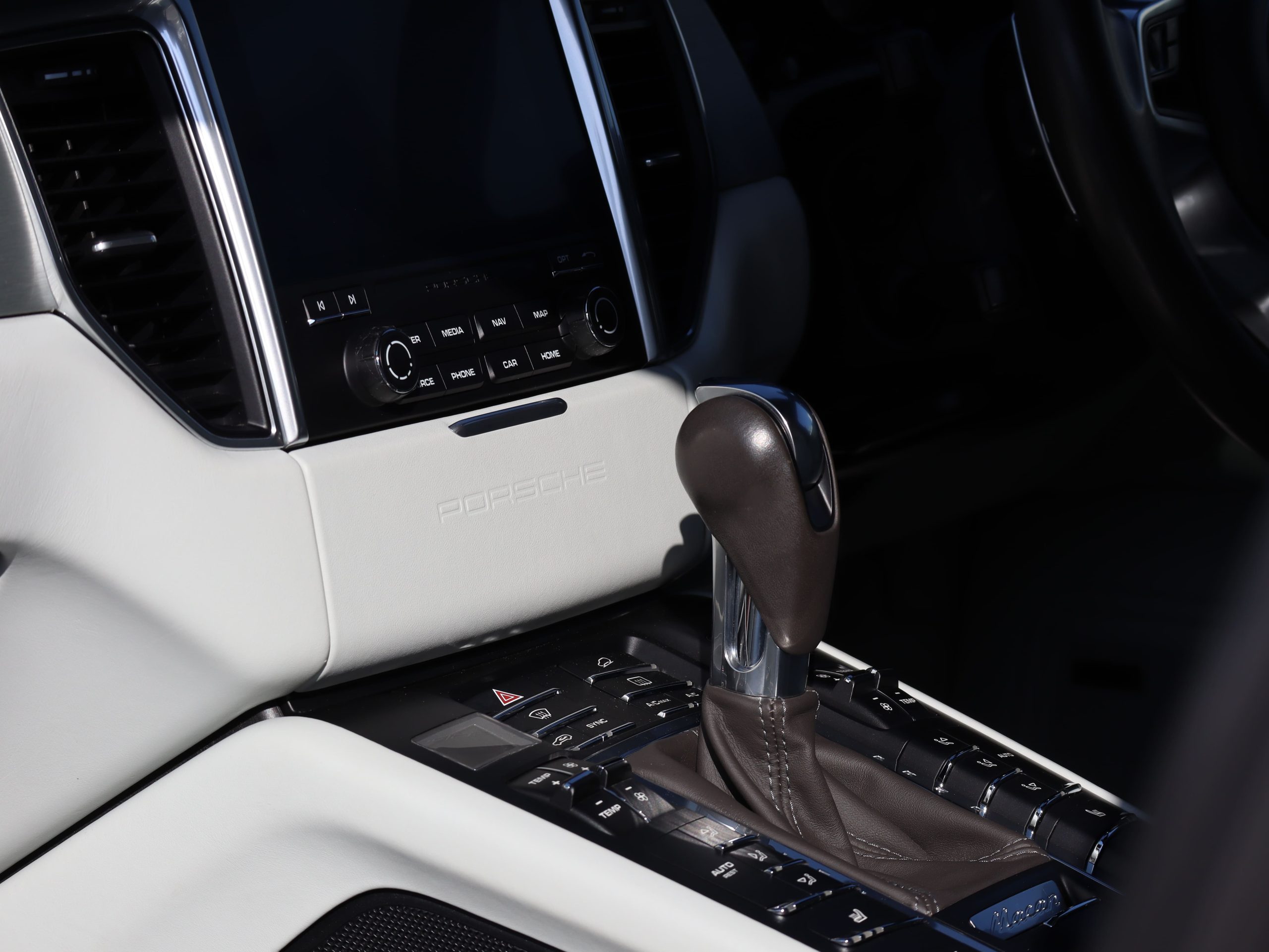 ポルシェマカンGTS（Gen1）PDK<br>ツートンレザーインテリア<br>エアサスペンション機能付きPASM<br>パノラミックルーフシステム<br>PDLS Plus含むLEDヘッドライト<br>21インチ911ターボデザインホイール