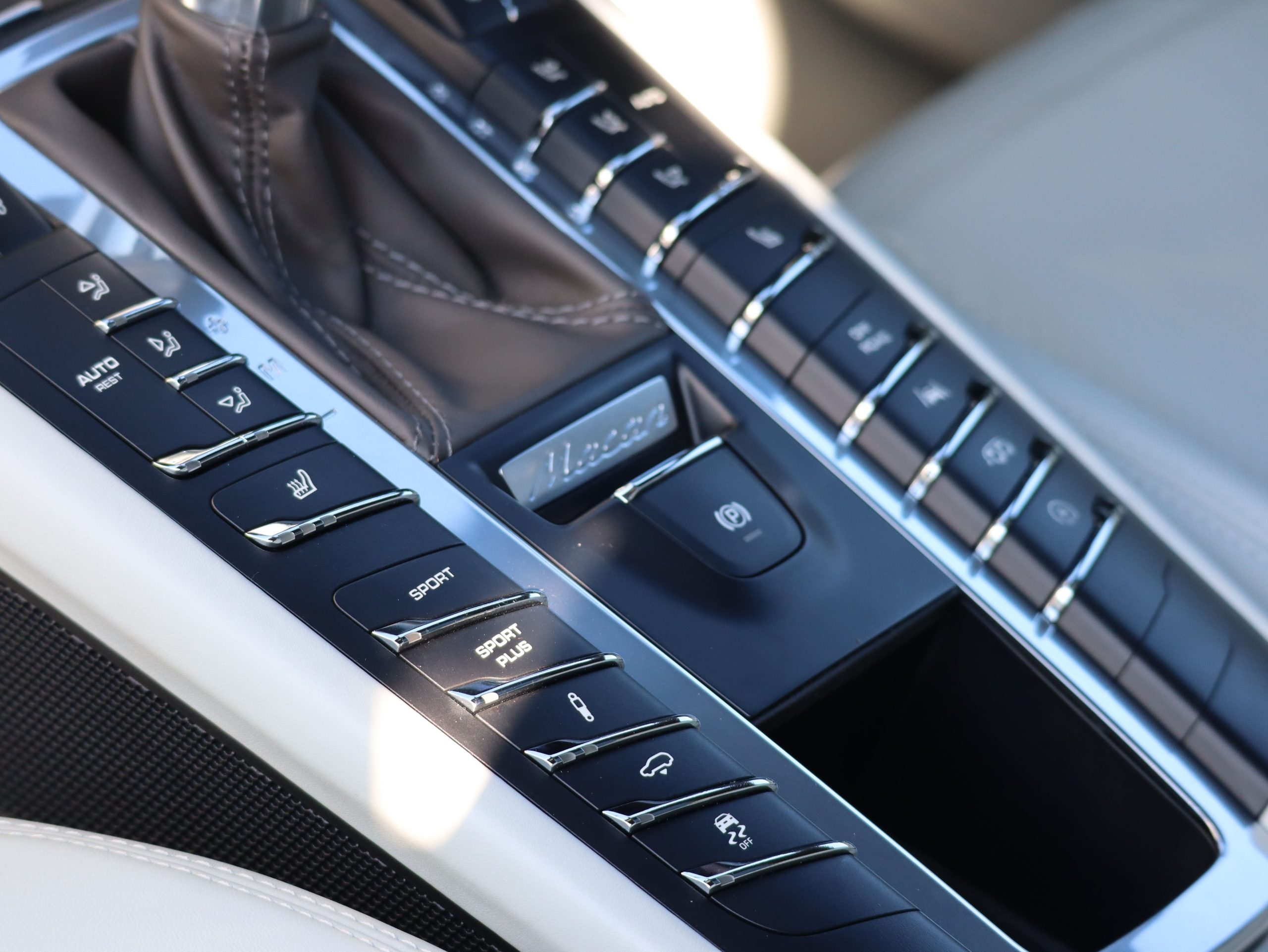 ポルシェマカンGTS（Gen1）PDK<br>ツートンレザーインテリア<br>エアサスペンション機能付きPASM<br>パノラミックルーフシステム<br>PDLS Plus含むLEDヘッドライト<br>21インチ911ターボデザインホイール