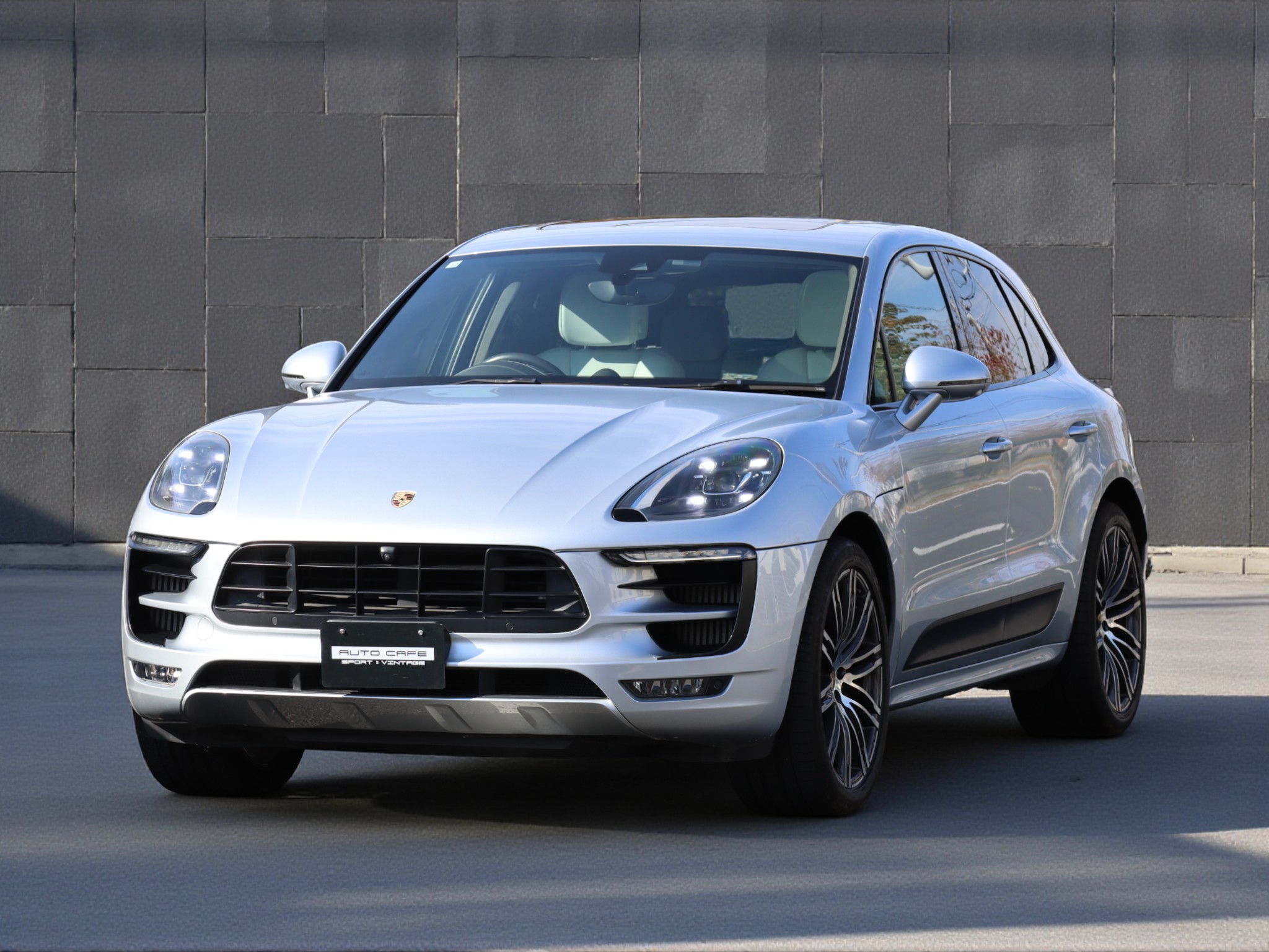 ポルシェマカンGTS（Gen1）PDK<br>ツートンレザーインテリア<br>エアサスペンション機能付きPASM<br>パノラミックルーフシステム<br>PDLS Plus含むLEDヘッドライト<br>21インチ911ターボデザインホイール